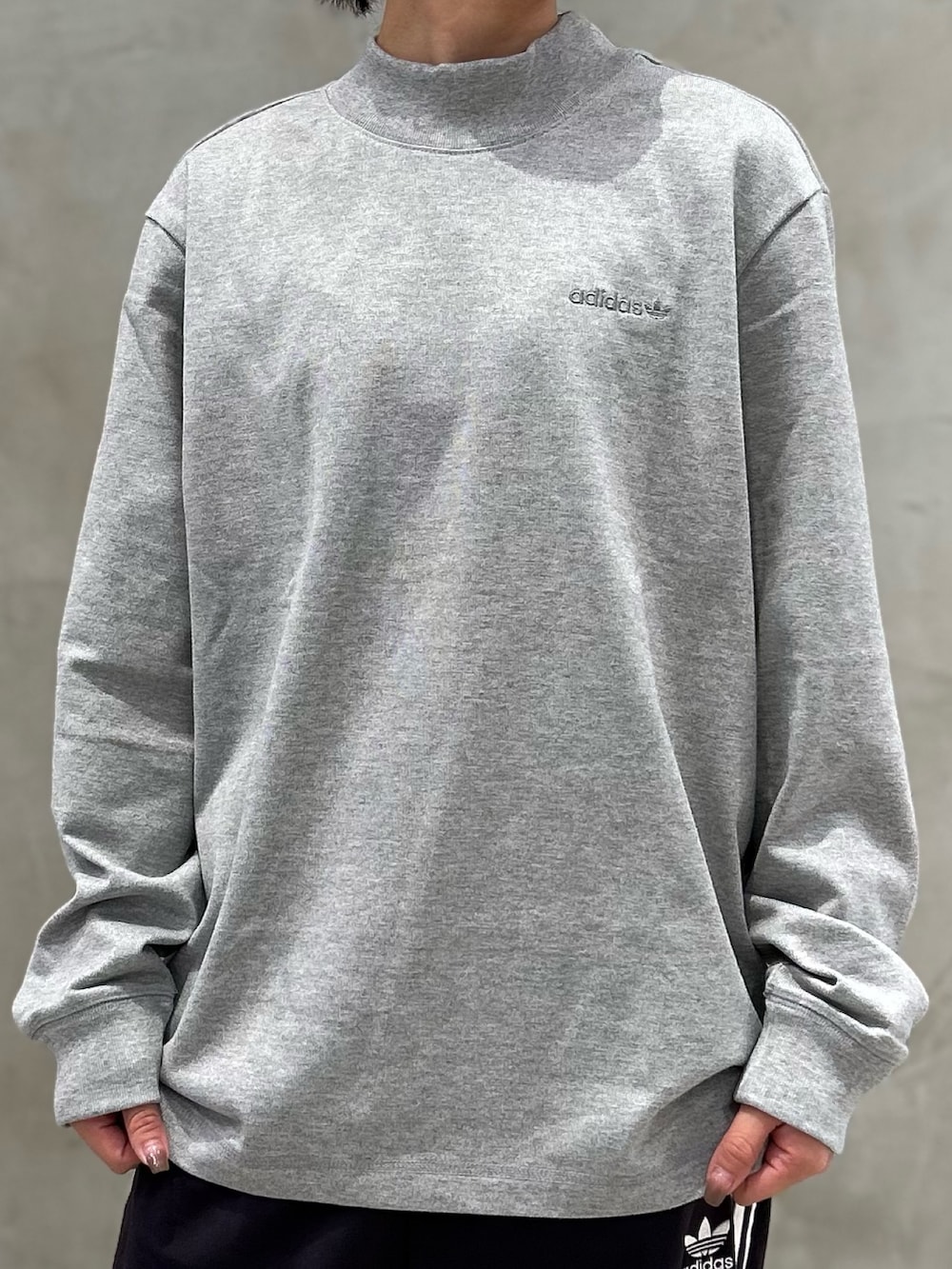 「スニーカー、アウター、adidas、ロンT、アディダス、ボアジャケット、adidas originals、長袖Tシャツ、モックネック、ハンドボールスペツィアル」｜「adidasのシェルパ トラックジャケット / アディダスオリジナルス adidas Originals（ブルゾン、パープル系）」を使った、STさん（レディース・159cm）の冬コーディネートの4枚目の写真