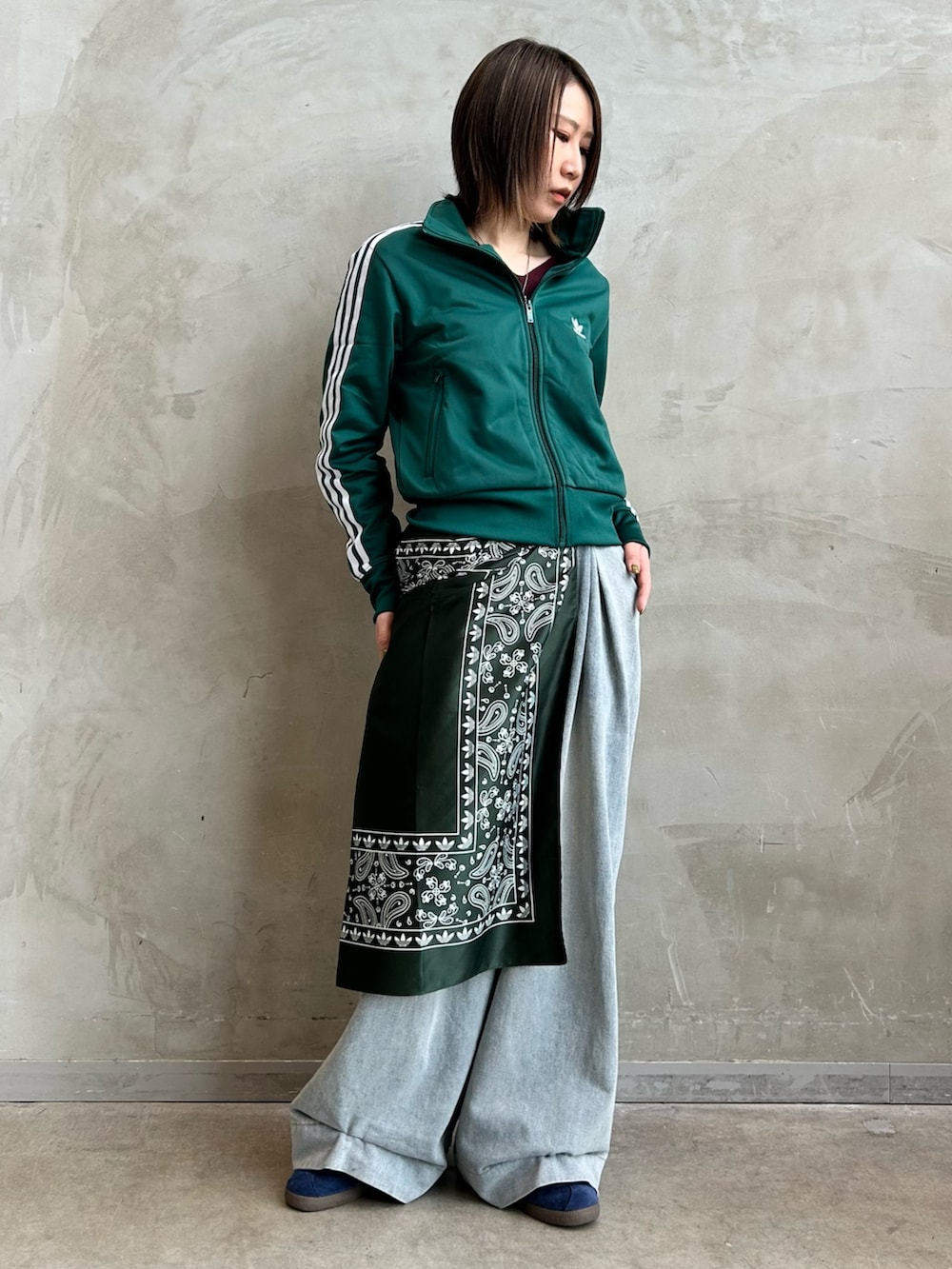 「スニーカー、adidas、ジャージ、アディダス、adidas originals、アディダスオリジナルス、ベルン、トラックトップ、アディカラー、ファイヤーバード」｜「adidasのアディカラー クラシックス ファイヤーバード トラックトップ（ジャージ）（ジャージ、グリーン系）」を使った、STさん（レディース・159cm）の冬コーディネートの3枚目の写真
