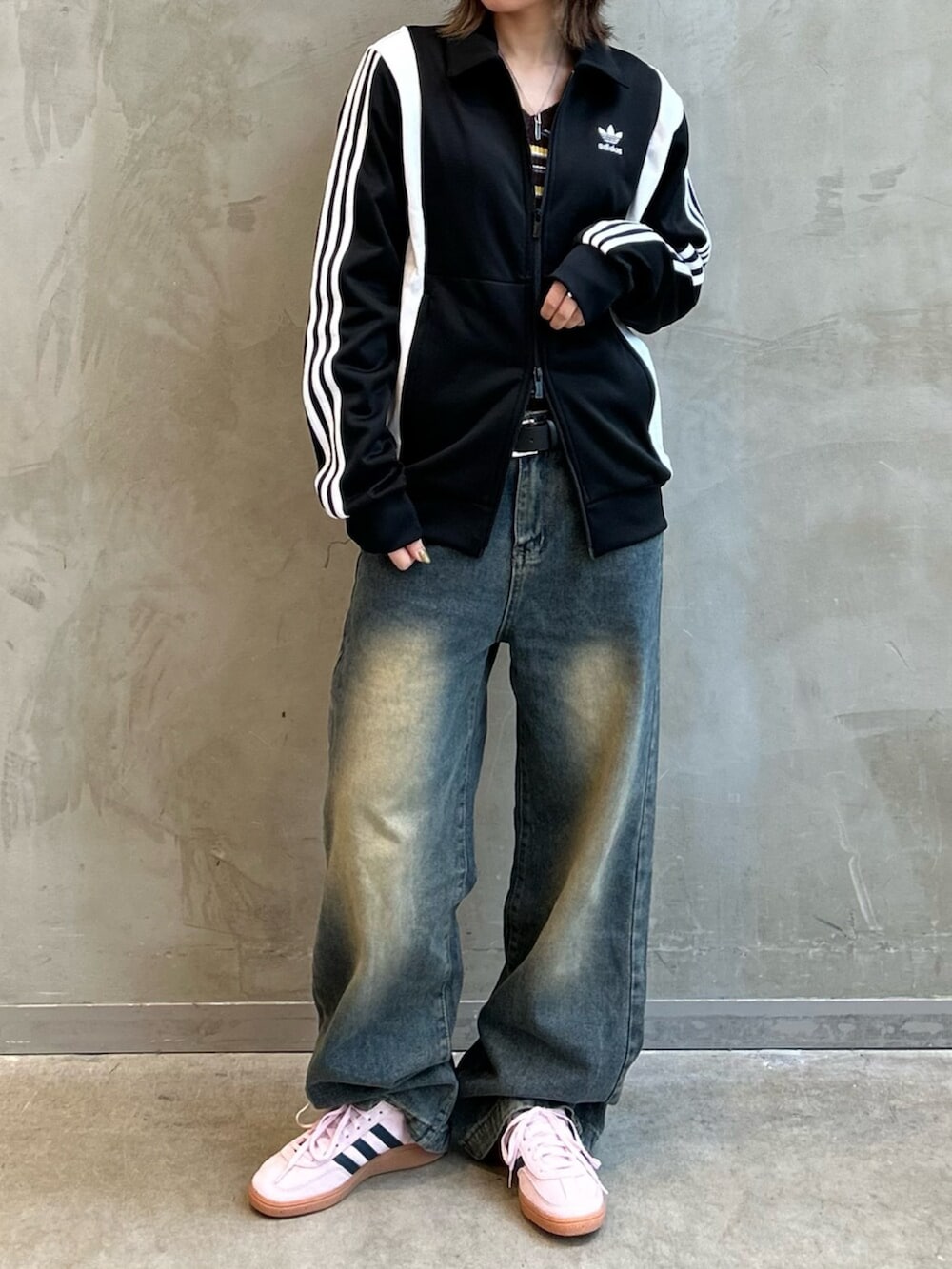 「adidasのハンドボール スペツィアル / Handball Spezial / アディダスオリジナルス adidas Originals（スニーカー、ピンク系）」を使った、STさん（レディース・159cm）の春コーディネートの2枚目の写真