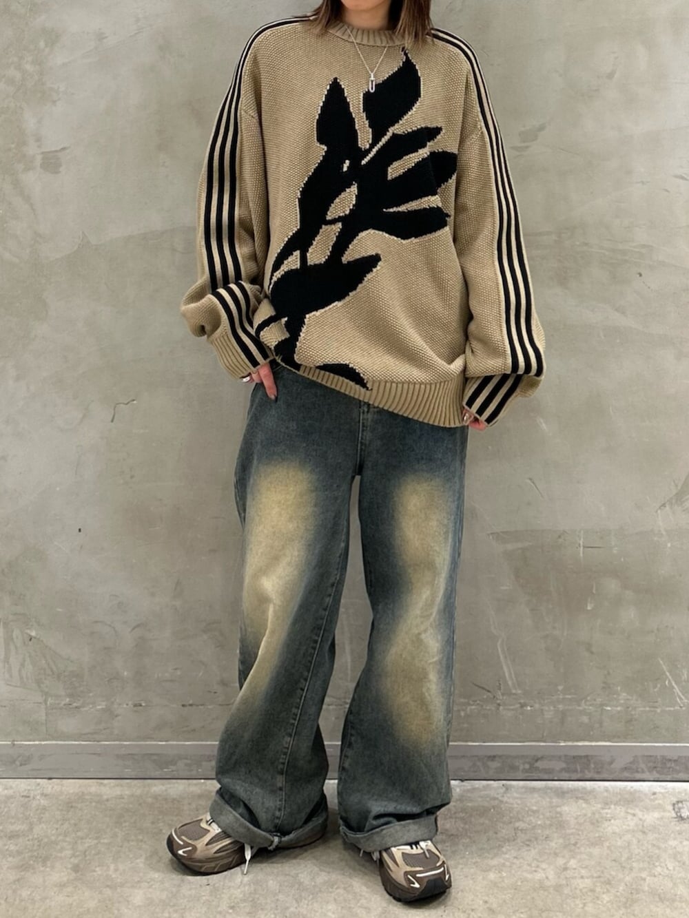 「song for the mute、トップス、クルーネック、クルーネックニット、スニーカー、アディスター、adidas、adidas originals、アディダス」｜「adidasのSong for the Mute フルファッション クルーネックスウェットシャツ（ジェンダーニュートラル）（トップス、ベージュ系）」を使った、STさん（レディース・159cm）の春コーディネートの2枚目の写真