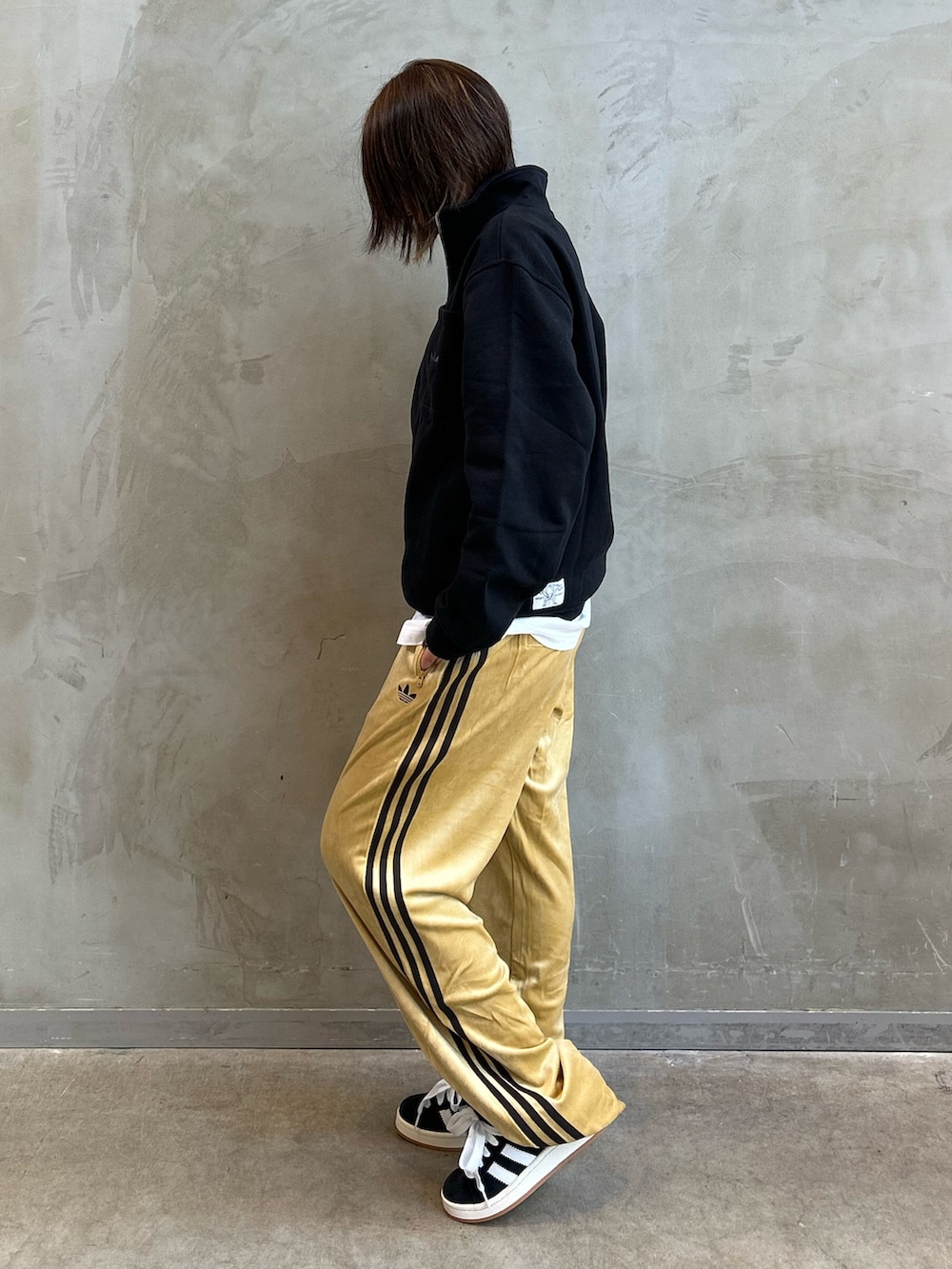 「スウェット、スニーカー、adidas、アディダス、ベロア、トラックパンツ、adidas originals、キャンパス、ベッケンバウアー、シュムーフォイル」｜「adidasのヘビーウェイト シュムーフォイル クォータージップ モックネックスウェット / アディダスオリジナルス adidas Originals（スウェット、ブラック系）」を使った、STさん（レディース・159cm）の冬コーディネートの3枚目の写真