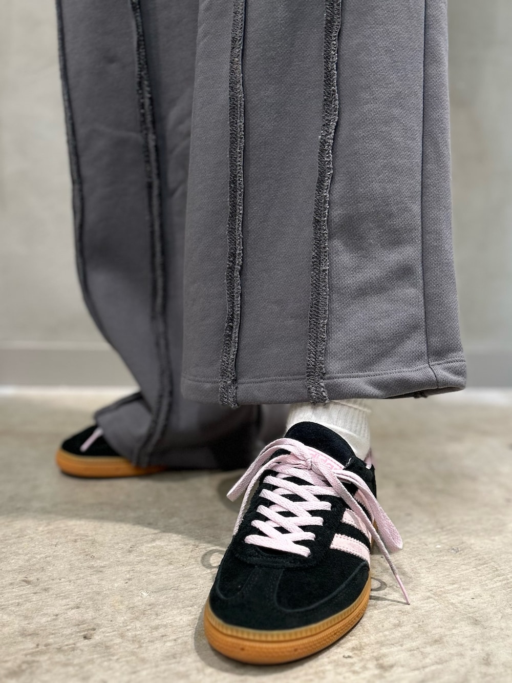 「スウェットパンツ、スウェット、スニーカー、ニット、adidas、ワイドパンツ、adidas originals、クロップドトップス、HANDBALLSPEZIAL、ハンドボールスペツィアル」｜「adidasのアディカラー スリーストライプス クロップトップ（Tシャツ/カットソー、ホワイト系）」を使った、STさん（レディース・159cm）の冬コーディネートの7枚目の写真