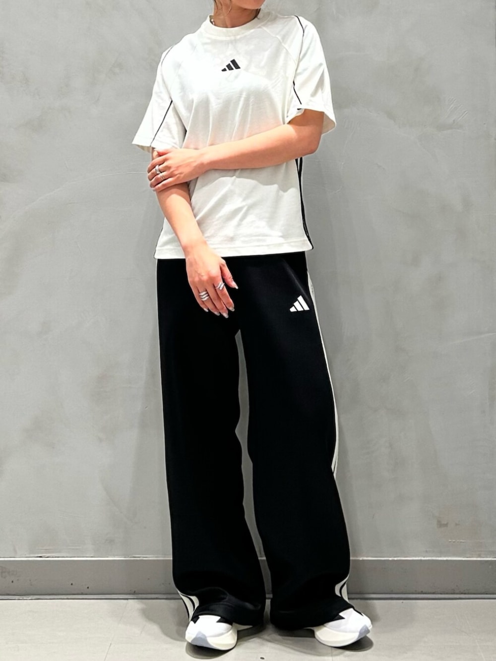 ブラック系のジャージ、ブラック系のスウェットパンツ、ホワイト系のシューズを着用したレディースの秋コーディネートの6枚目の写真