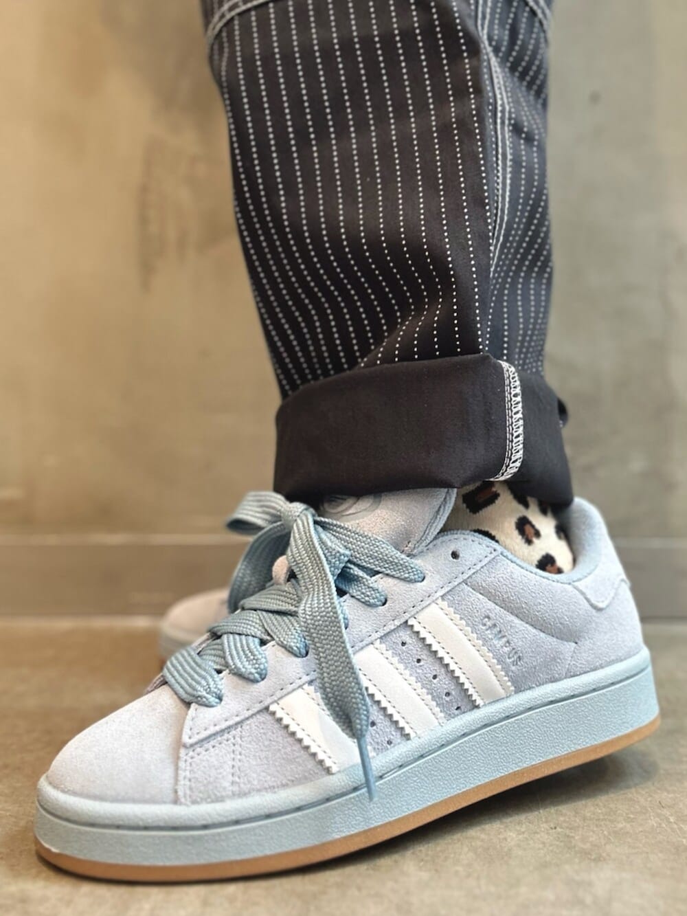 「ロンT、ジャージ、ユーティリティパンツ、ワークパンツ、ショルダーバッグ、スニーカー、Campus、adidas、adidas originals、アディダス」｜「adidasのジャージー / アディダスオリジナルス adidas Originals（Tシャツ/カットソー、ホワイト系）」を使った、STさん（レディース・159cm）の春コーディネートの8枚目の写真