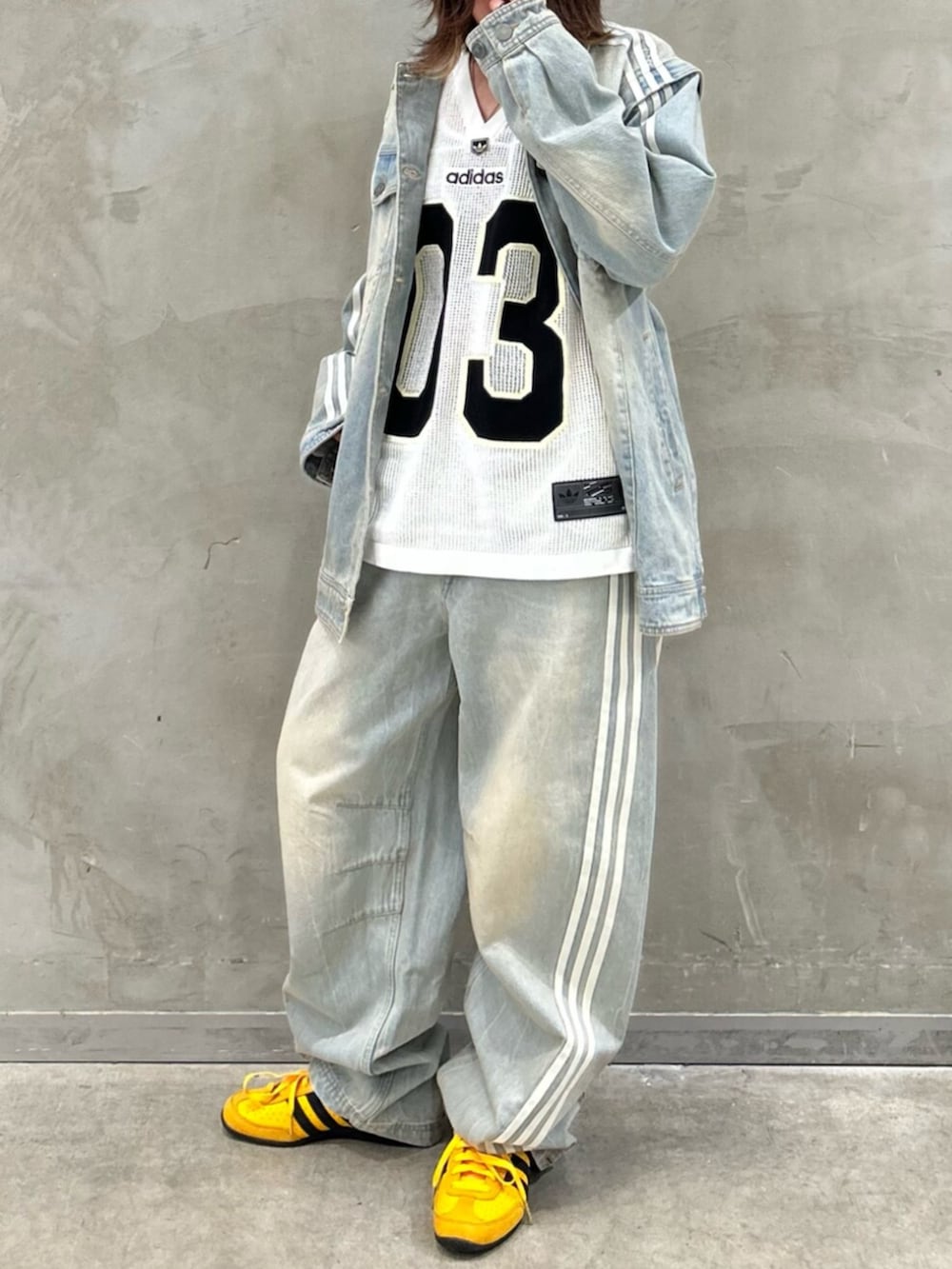 「adilenium、ADILENIUM、オーバーサイズ、デニム、デニムパンツ、デニムジャケット、ニット、Tシャツ、スニーカー、Japan、adidasJAPAN、adidas、adidas originals、アディダス」｜「adidasのAdilenium シーズン 3 2-In-1 デニムシャツジャケット / アディダスオリジナルス adidas Originals（デニムジャケット、ブルー系）」を使った、STさん（レディース・159cm）の冬コーディネートの2枚目の写真
