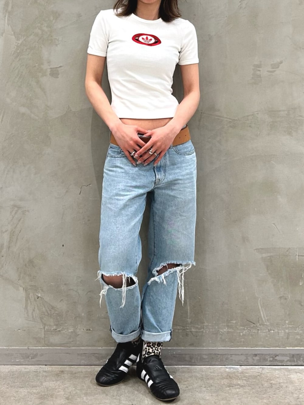「Tシャツ、半袖、カットアウト、スニーカー、テコンドー、TAEKWONDO、白Tシャツ、adidas、adidas originals、アディダス」｜「adidasのアディダス オリジナルス 半袖Tシャツ / アディダスオリジナルス adidas Originals（Tシャツ/カットソー、ホワイト系）」を使った、STさん（レディース・159cm）の春コーディネートの2枚目の写真