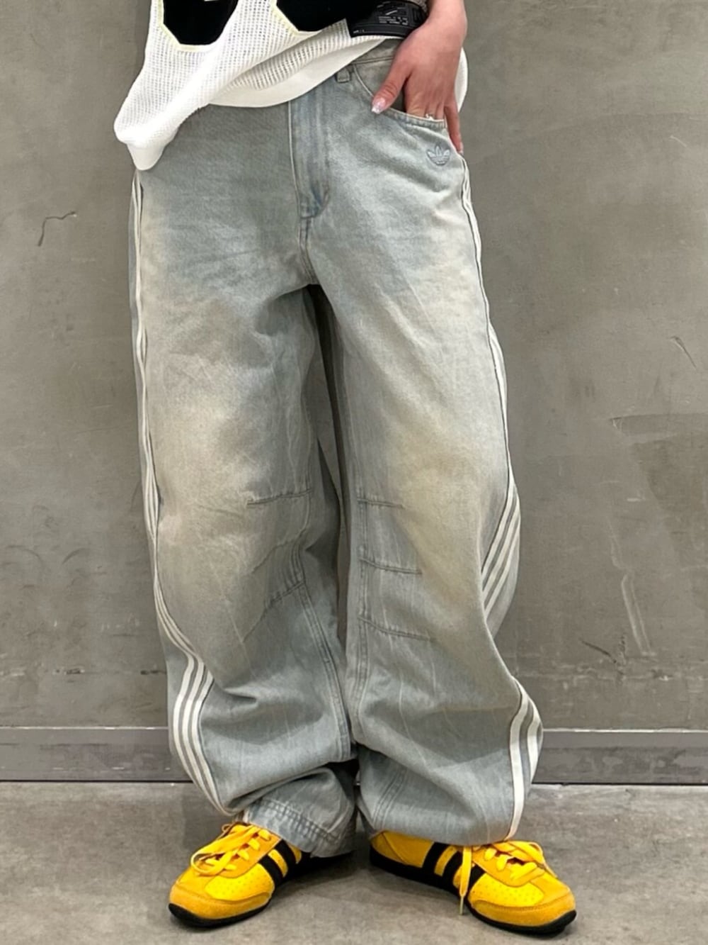 「adilenium、ADILENIUM、オーバーサイズ、デニム、デニムパンツ、デニムジャケット、ニット、Tシャツ、スニーカー、Japan、adidasJAPAN、adidas、adidas originals、アディダス」｜「adidasのAdilenium シーズン 3 2-In-1 デニムシャツジャケット / アディダスオリジナルス adidas Originals（デニムジャケット、ブルー系）」を使った、STさん（レディース・159cm）の冬コーディネートの9枚目の写真