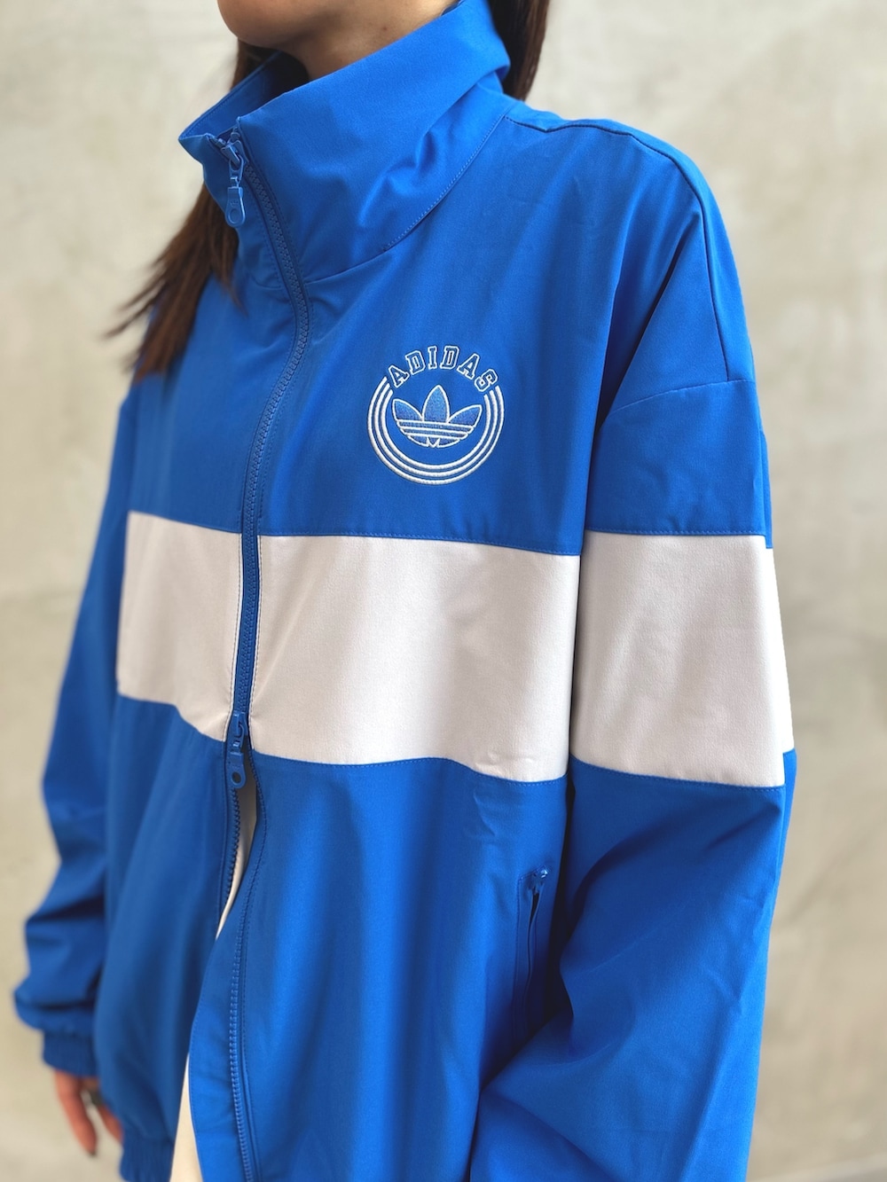 「ブルー、Tシャツ、adidas、スポーツミックス、スタンスミス、フレアパンツ、adidas originals、カラーコーデ、ウインドブレーカー、クセニア・シュナイダー」｜「adidasのRIFTA ウインドブレーカー / アディダスオリジナルス adidas Originals（ナイロンジャケット、ブルー系）」を使った、STさん（レディース・159cm）の夏コーディネートの4枚目の写真