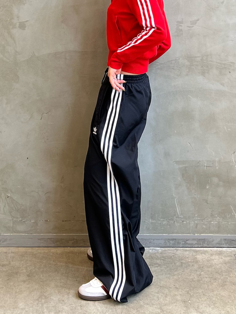 「スニーカー、adidas、オーバーサイズ、トラックパンツ、adidas originals、ニットトップ、サンバ、トラックトップ、アディカラー、adilenium」｜「adidasのニットトップ / アディダスオリジナルス adidas Originals（その他アウター、レッド系）」を使った、STさん（レディース・159cm）の冬コーディネートの4枚目の写真