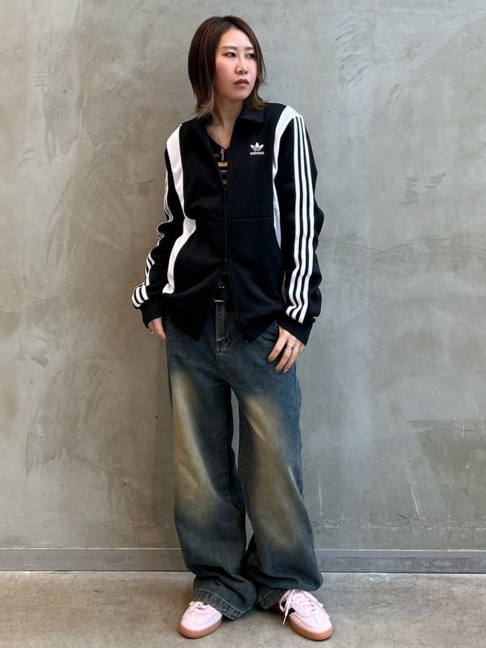 「adidasのハンドボール スペツィアル / Handball Spezial / アディダスオリジナルス adidas Originals（スニーカー、ピンク系）」を使った、STさん（レディース・159cm）の春コーディネートの3枚目の写真