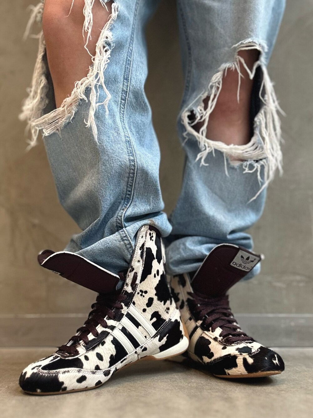 ブラック系のブルゾンを着用したレディースの冬コーディネートの8枚目の写真