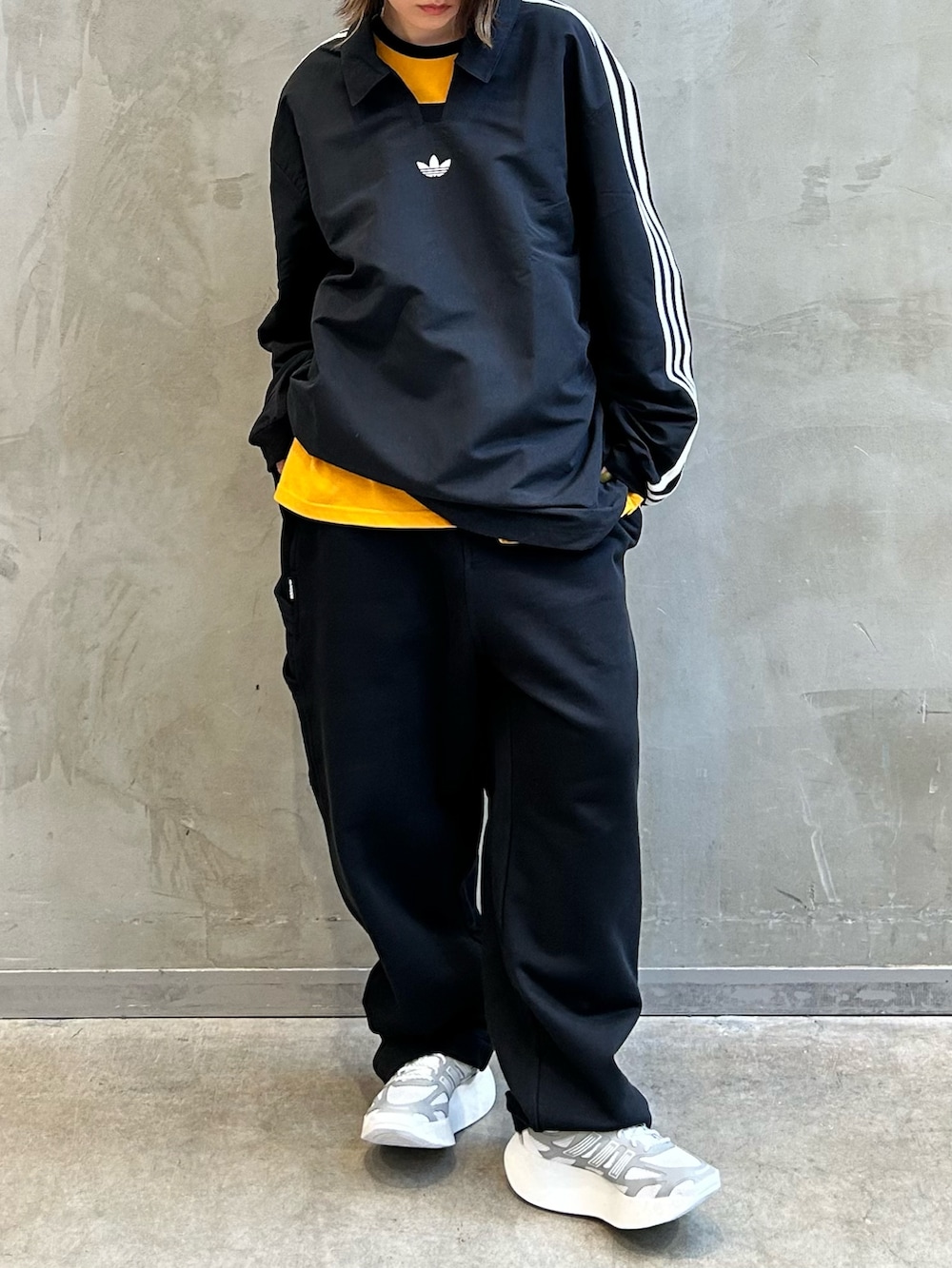 「スウェット、スニーカー、adidas、アディダス、ポロシャツ、ラグビーシャツ、スウエットパンツ、アディゼロ、アルク、シュムーフォイル」｜「adidasのラグビーポロシャツ（ジェンダーニュートラル）（トップス、ブラック系）」を使った、STさん（レディース・159cm）の冬コーディネートの5枚目の写真