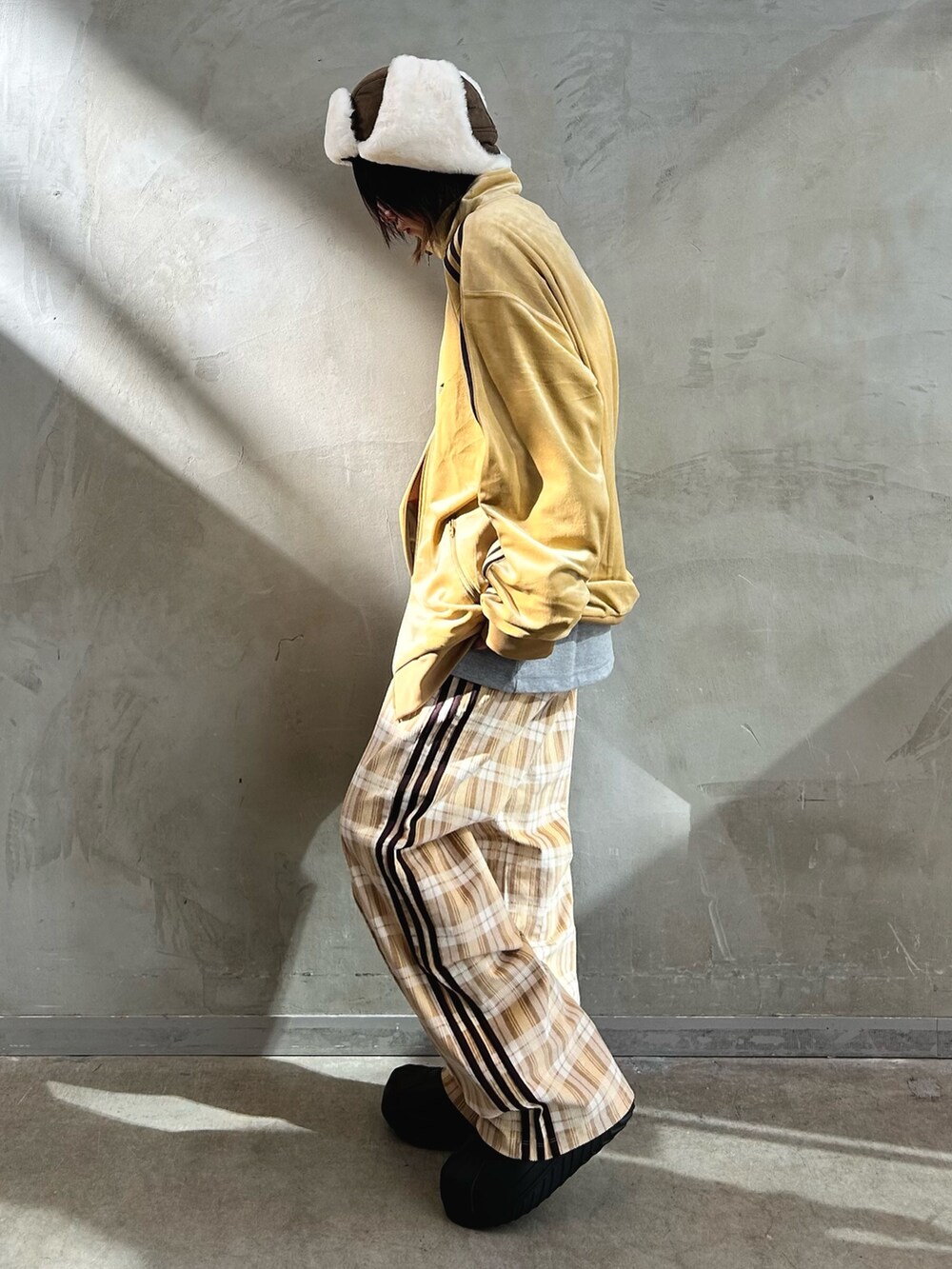 「コーデュロイ、adidas、アディダス、ワイドパンツ、タータンチェック、ベロア、adidas originals、トラックジャケット、ベッケンバウアー、アディフォーム」｜「adidasのベロア トラックジャケット / ジャージ/ アディダスオリジナルス adidas Originals（ジャージ、ベージュ系）」を使った、STさん（レディース・159cm）の秋コーディネートの5枚目の写真