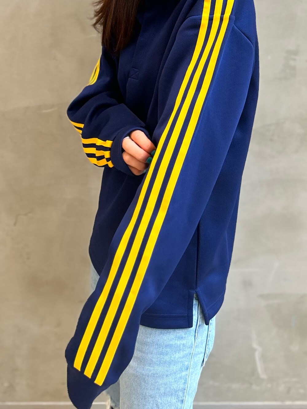 「スニーカー、カジュアル、adidas、スニーカーコーデ、メンズライク、ポロシャツ、adidas originals、ポロシャツコーデ」｜「adidasのアディカラー クラシック+ 長袖ポロシャツ（ポロシャツ、ブルー系）」を使った、STさん（レディース・159cm）の夏コーディネートの3枚目の写真