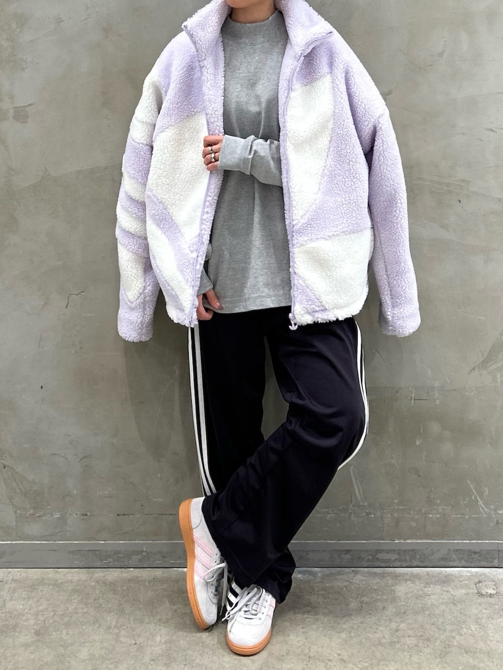 「スニーカー、アウター、adidas、ロンT、アディダス、ボアジャケット、adidas originals、長袖Tシャツ、モックネック、ハンドボールスペツィアル」｜「adidasのシェルパ トラックジャケット / アディダスオリジナルス adidas Originals（ブルゾン、パープル系）」を使った、STさん（レディース・159cm）の冬コーディネートの2枚目の写真