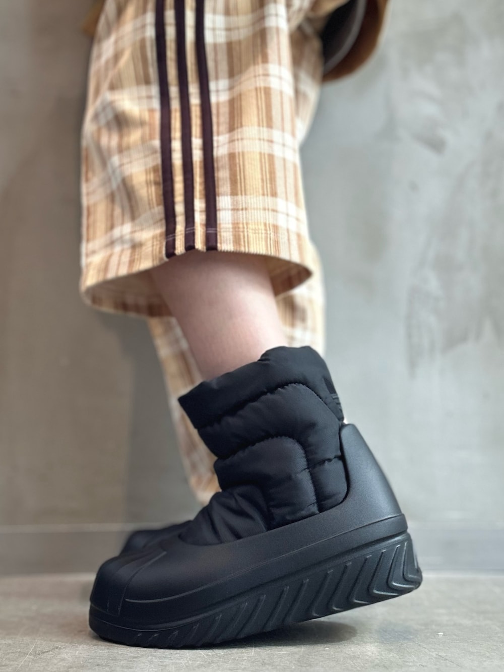 「コーデュロイ、adidas、アディダス、ワイドパンツ、タータンチェック、ベロア、adidas originals、トラックジャケット、ベッケンバウアー、アディフォーム」｜「adidasのベロア トラックジャケット / ジャージ/ アディダスオリジナルス adidas Originals（ジャージ、ベージュ系）」を使った、STさん（レディース・159cm）の秋コーディネートの8枚目の写真