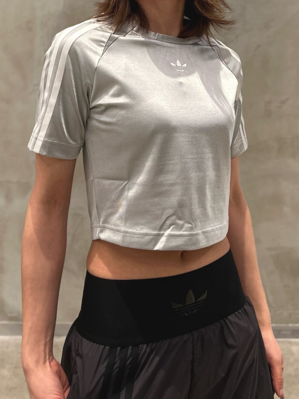 「チームガイスト、クロップドトップス、ウーブンパンツ、トラックパンツ、スニーカー、TOKYO、adidas、adidas originals、アディダス」｜「adidasのアディカラー チームガイスト ベビー半袖Tシャツ / アディダスオリジナルス adidas Originals（Tシャツ/カットソー、グレー系）」を使った、STさん（レディース・159cm）の春コーディネートの4枚目の写真