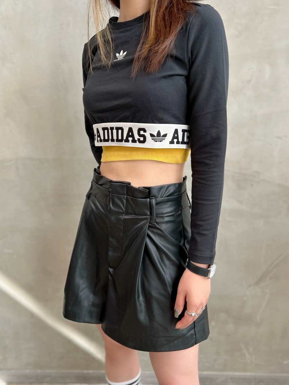 「ファー、ジャケット、アウター、ブーツ、ブラック、adidas、ファージャケット、adidas originals、クロップドトップス、アディフォーム」｜「adidasのソリッドクルーソックス 3足組 / アディダスオリジナルス adidas Originals（ソックス/靴下、ホワイト系）」を使った、STさん（レディース・159cm）の秋コーディネートの5枚目の写真