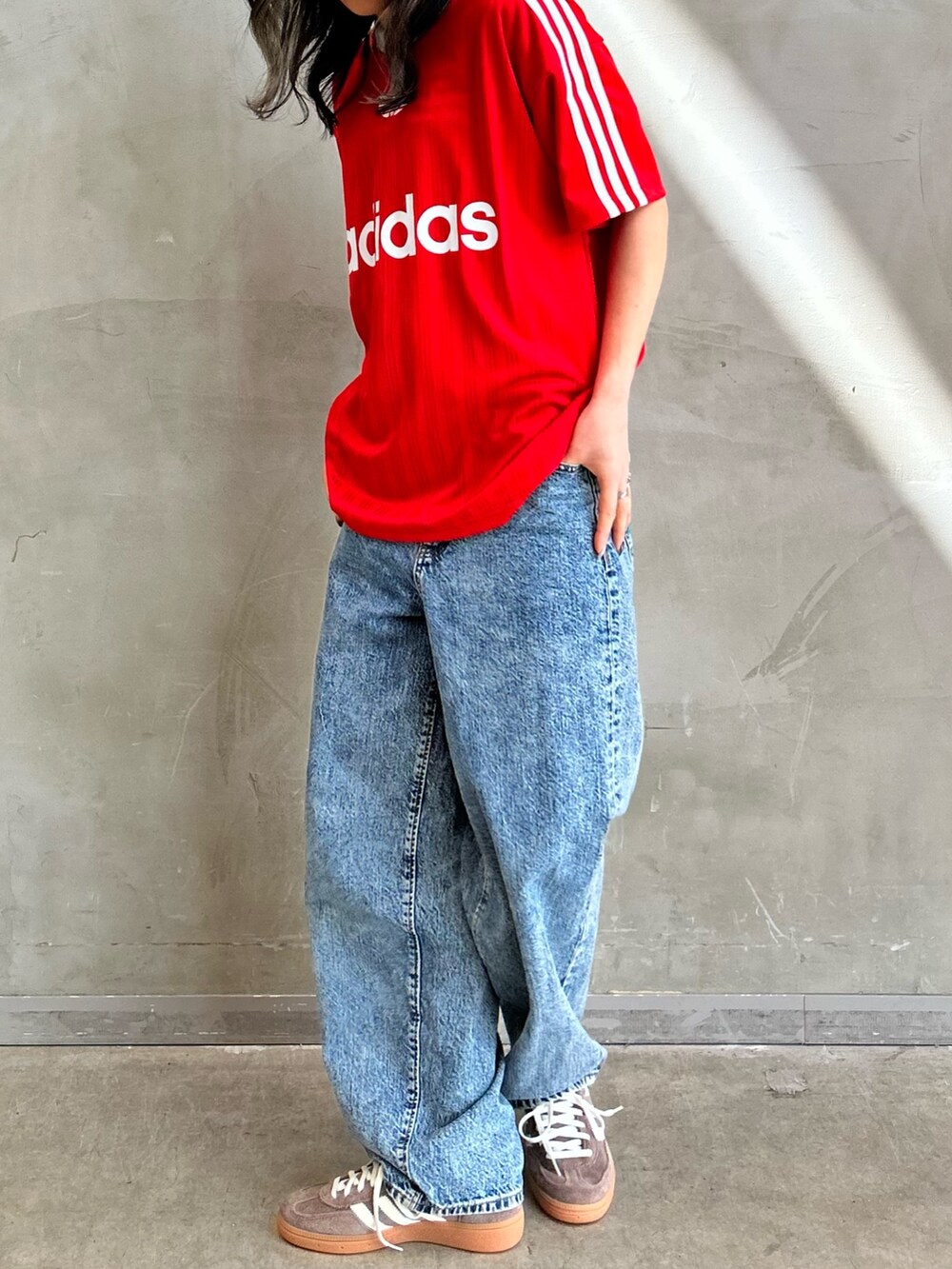 「スニーカー、Tシャツ、adidas、アディダス、adidas originals、アディダスオリジナルス、半袖Ｔシャツ、アディカラー、ハンドボールスペツィアル、Tトゥシューズ」｜「adidasのアディカラー 半袖Tシャツ（Tシャツ/カットソー、レッド系）」を使った、STさん（レディース・159cm）の春コーディネートの3枚目の写真