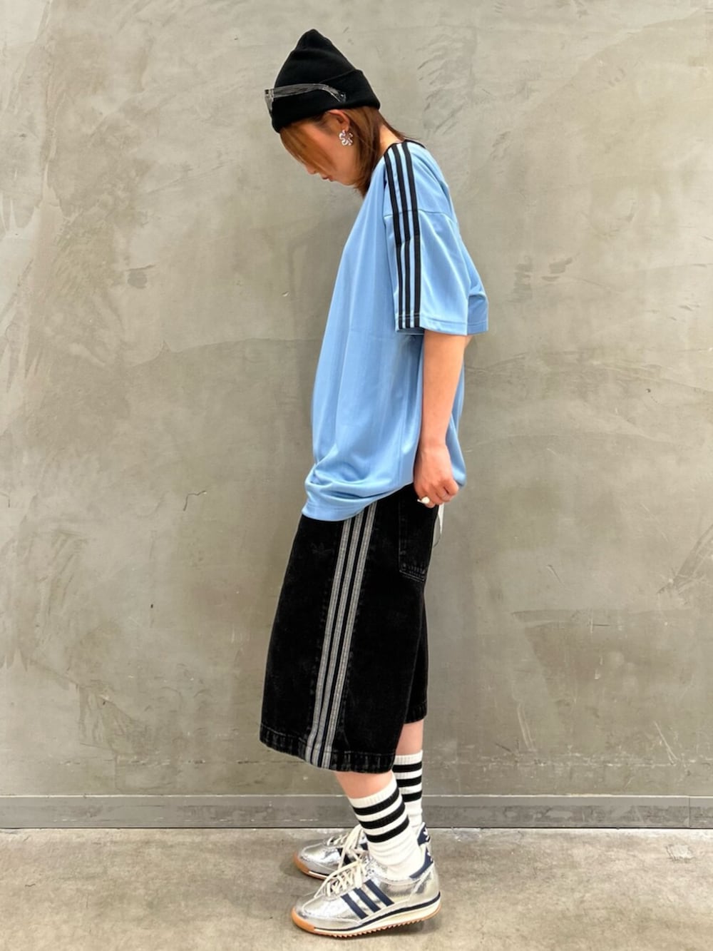 シルバー系のスニーカー、ブラック系のその他パンツ、ブルー系のTシャツ/カットソーを着用したレディースの夏コーディネートの5枚目の写真