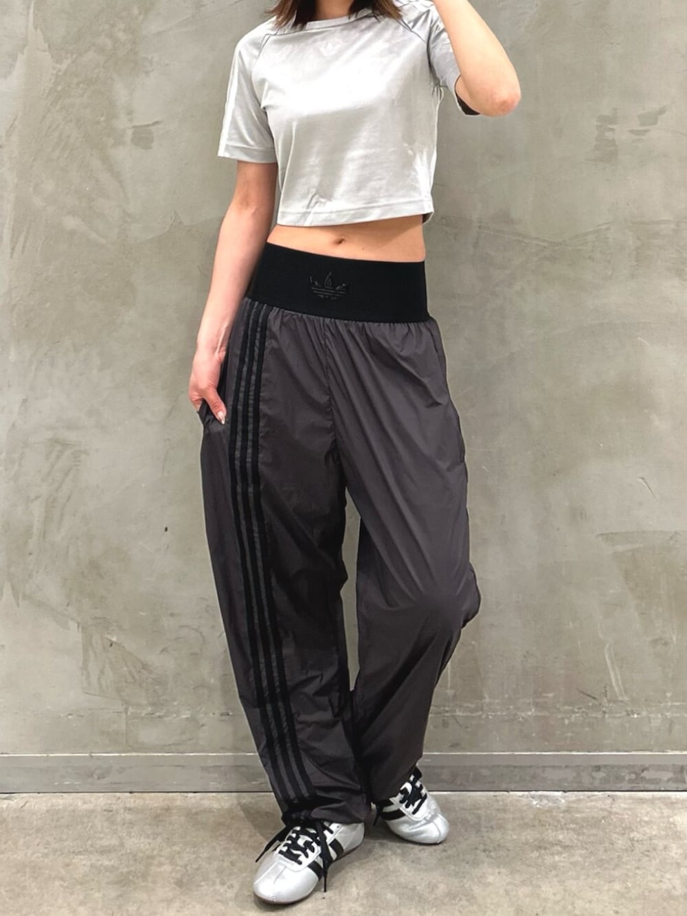 「チームガイスト、クロップドトップス、ウーブンパンツ、トラックパンツ、スニーカー、TOKYO、adidas、adidas originals、アディダス」｜「adidasのアディカラー チームガイスト ベビー半袖Tシャツ / アディダスオリジナルス adidas Originals（Tシャツ/カットソー、グレー系）」を使った、STさん（レディース・159cm）の春コーディネートの2枚目の写真