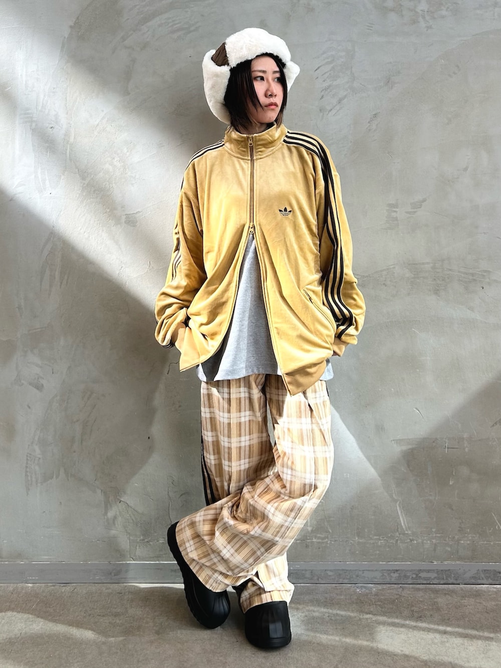 「コーデュロイ、adidas、アディダス、ワイドパンツ、タータンチェック、ベロア、adidas originals、トラックジャケット、ベッケンバウアー、アディフォーム」｜「adidasのベロア トラックジャケット / ジャージ/ アディダスオリジナルス adidas Originals（ジャージ、ベージュ系）」を使った、STさん（レディース・159cm）の秋コーディネートの3枚目の写真