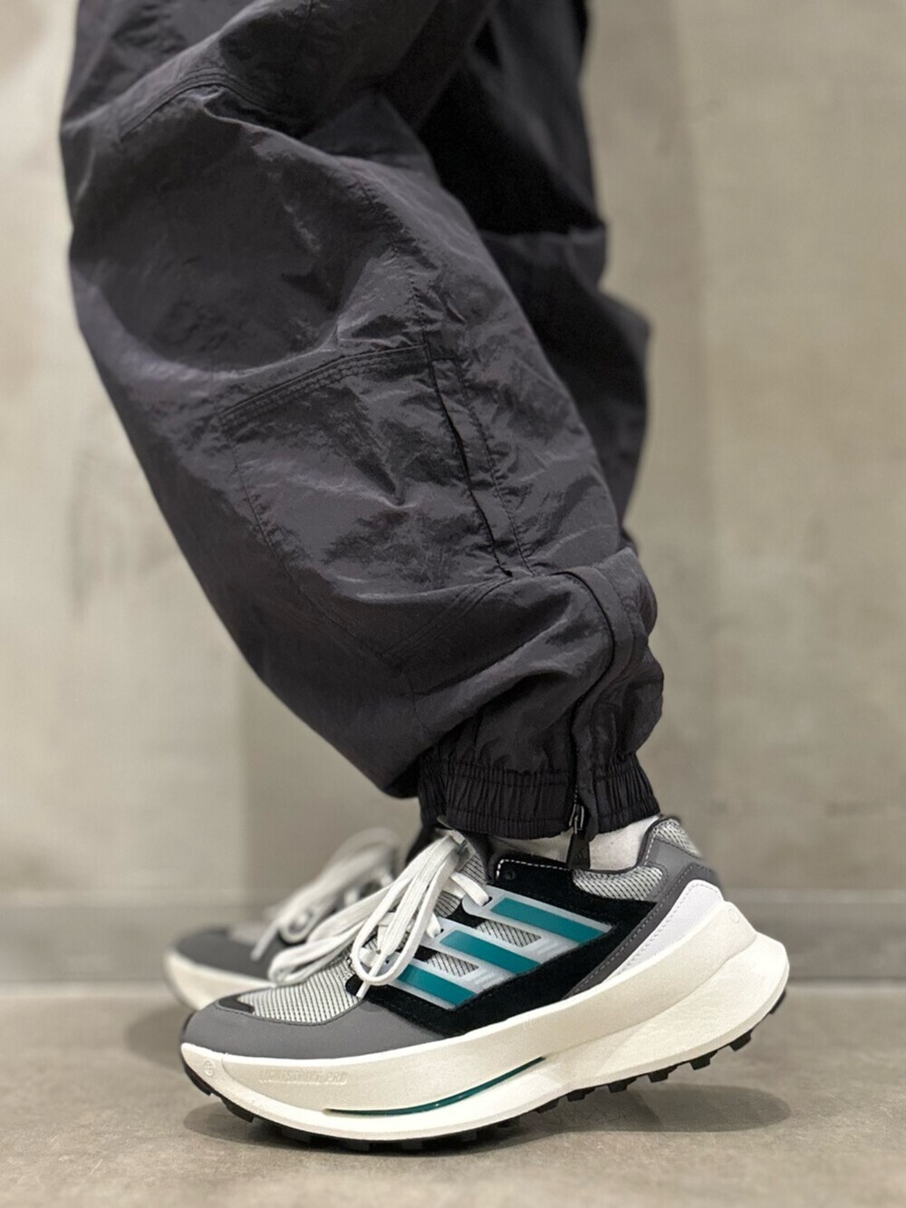 「スウェット、スニーカー、キャップ、adidas、トラックパンツ、adidas originals、EQUIPMENT、トラックジャケット、ウーブンパンツ、ウーブンジャケット」｜「adidasのエキップメント トラックトップ / EQUIPMENT TRACK TOP（トップス、ブラック系）」を使った、STさん（レディース・159cm）の春コーディネートの6枚目の写真