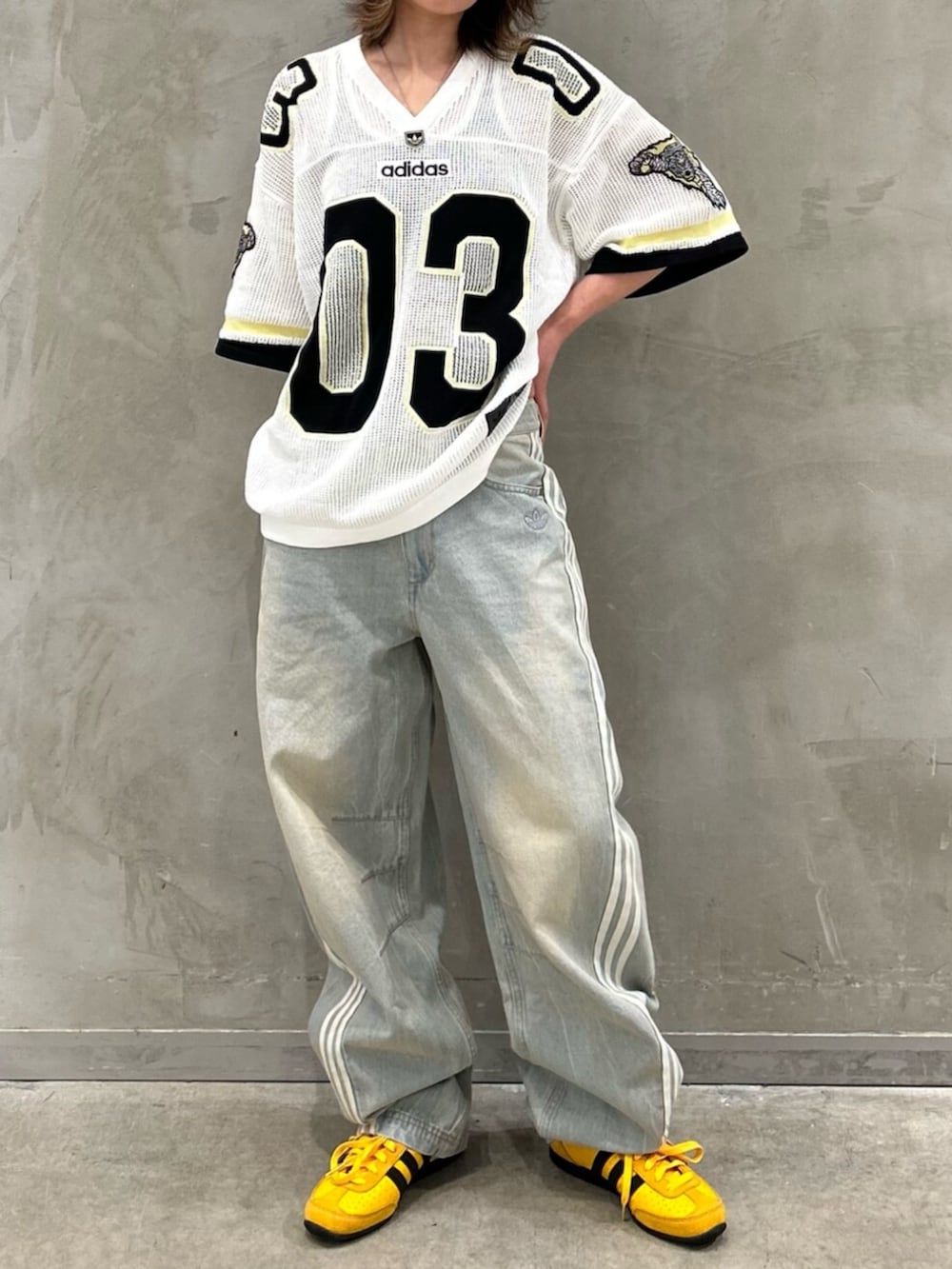 「adilenium、ADILENIUM、オーバーサイズ、デニム、デニムパンツ、デニムジャケット、ニット、Tシャツ、スニーカー、Japan、adidasJAPAN、adidas、adidas originals、アディダス」｜「adidasのAdilenium シーズン 3 2-In-1 デニムシャツジャケット / アディダスオリジナルス adidas Originals（デニムジャケット、ブルー系）」を使った、STさん（レディース・159cm）の冬コーディネートの5枚目の写真