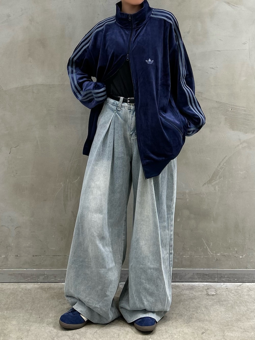 「スニーカー、adidas、ジャージ、アディダス、ベロア、adidas originals、トラックジャケット、アディダスオリジナルス、ベルン、ベッケンバウアー」｜「adidasのベロア トラックジャケット / ジャージ/ アディダスオリジナルス adidas Originals（ジャージ、ブルー系）」を使った、STさん（レディース・159cm）の秋コーディネートの2枚目の写真