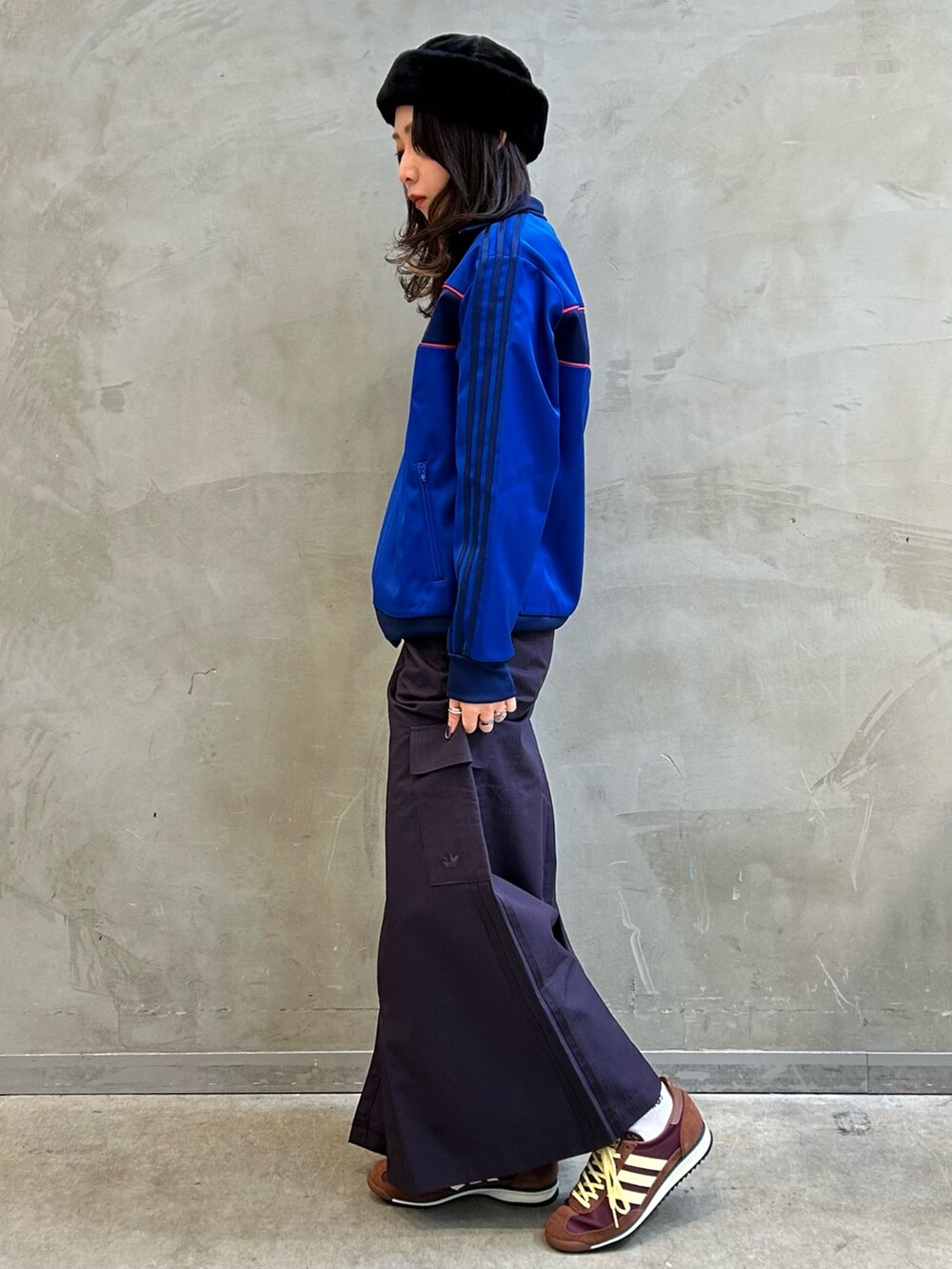 「ジャケット、カジュアル、adidas、ジャージ、マキシスカート、ロングスカート、アディダス、adidas originals、トラックジャケット、トラックトップ」｜「adidasのトラックトップ（ジャージ、ブルー系）」を使った、STさん（レディース・159cm）の冬コーディネートの3枚目の写真