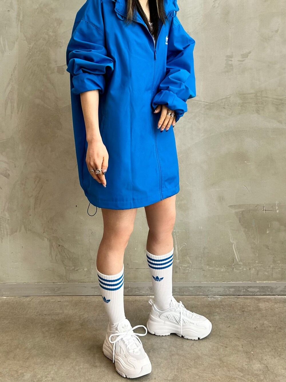 ブルー系のナイロンジャケット、ブルー系のその他パンツ、ホワイト系のスニーカーを着用したレディースの冬コーディネートの4枚目の写真