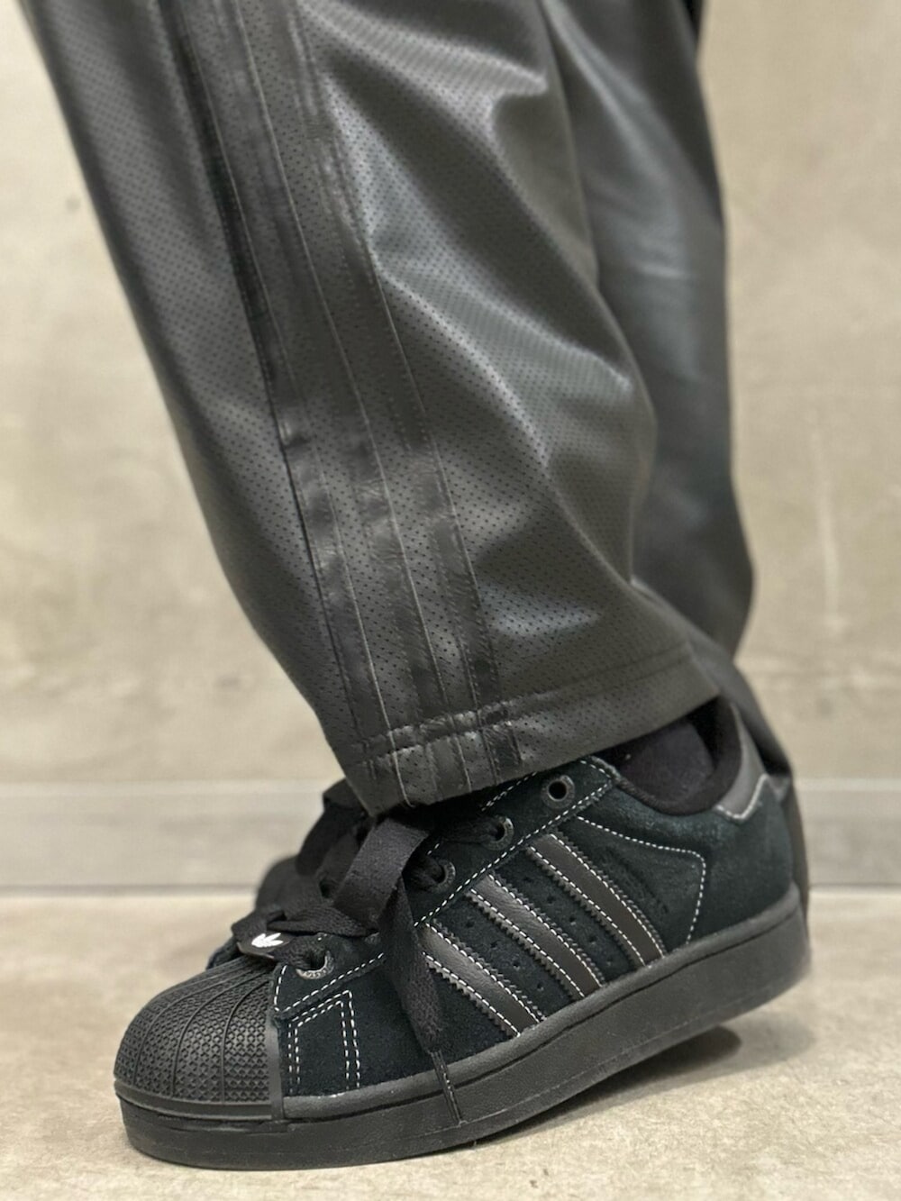 「スニーカー、adidas、アディダス、トラックパンツ、adidas originals、フェイクレザー、クロップドトップス、長袖Tシャツ、スーパースター、アディカラー」｜「adidasのスーパースターII / Superstar II / アディダスオリジナルス adidas Originals（スニーカー、ブラック系）」を使った、STさん（レディース・159cm）の春コーディネートの8枚目の写真