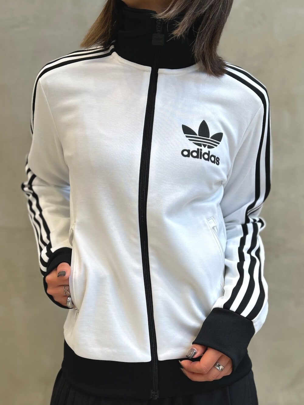 「トラックジャケット、RASANT、オーバーサイズ、トラックパンツ、2in1、スニーカー、teakwondo、テコンドー、LOW-PROFILE、adidas、adidas originals、アディダス」｜「adidasのRasant カットライン トラックパンツ / アディダスオリジナルス adidas Originals（その他パンツ、ブラック系）」を使った、STさん（レディース・159cm）の冬コーディネートの7枚目の写真