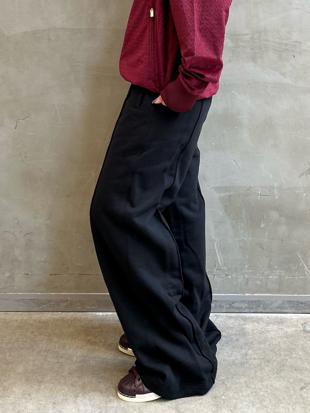 「スウェット、スニーカー、adidas、アディダス、ワイドパンツ、adidas originals、スーパースター、スウエットパンツ、モノグラム、トラックトップ」｜「adidasのMono トラックトップ（トップス、レッド系）」を使った、STさん（レディース・159cm）の秋コーディネートの5枚目の写真