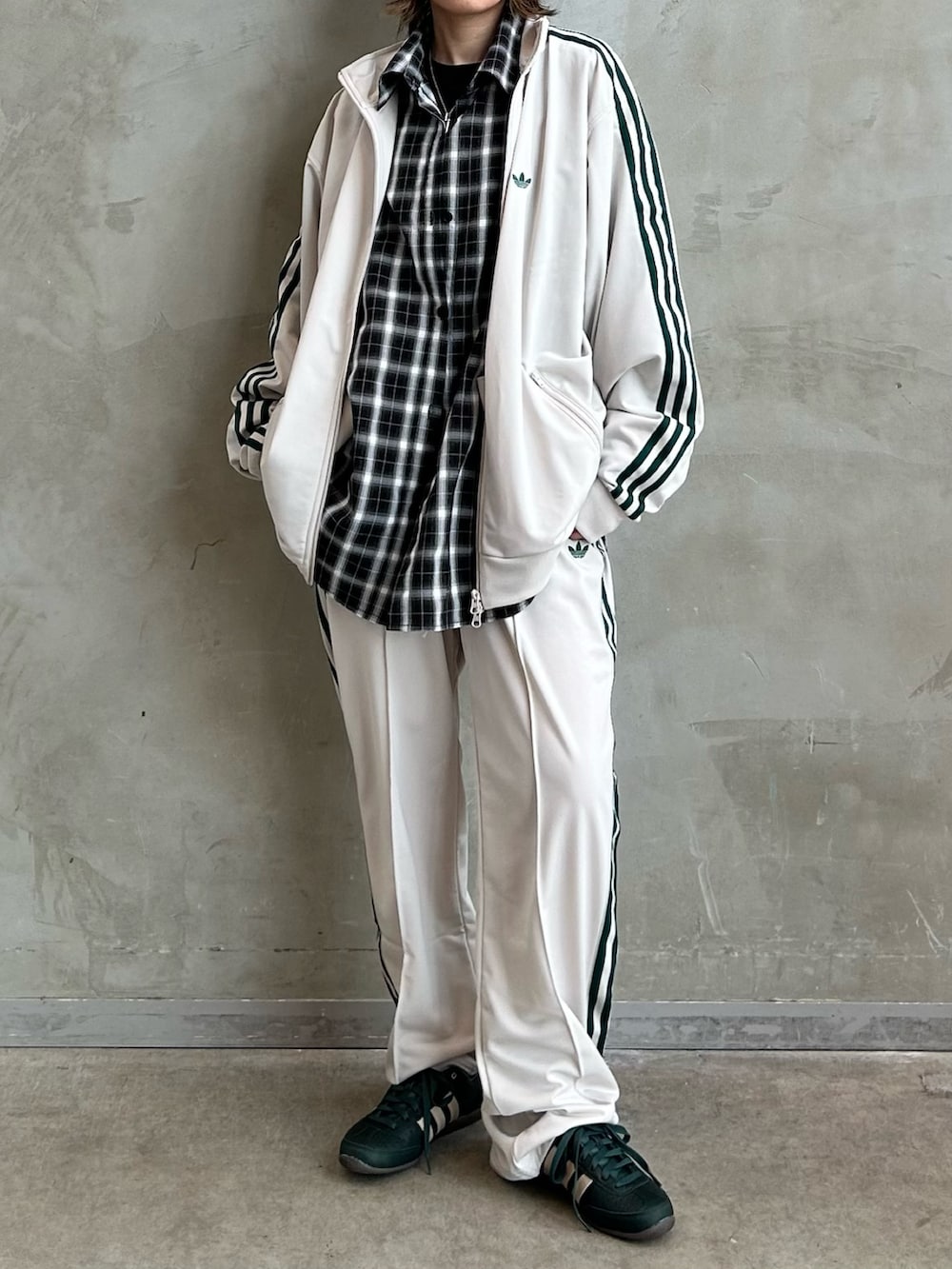 「スニーカー、セットアップ、adidas、アディダス、トラックパンツ、adidas originals、トラックジャケット、Japan、ジャパン、ベッケンバウアー」｜「adidasのトラックジャケット（ジェンダーニュートラル）（ジャージ、ブラウン系）」を使った、STさん（レディース・159cm）の秋コーディネートの4枚目の写真