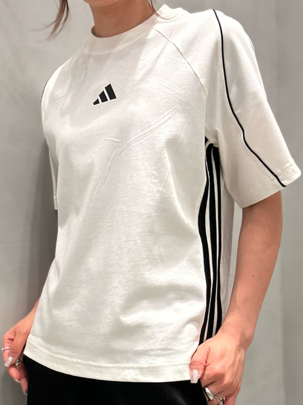 ブラック系のジャージ、ブラック系のスウェットパンツ、ホワイト系のシューズを着用したレディースの秋コーディネートの8枚目の写真