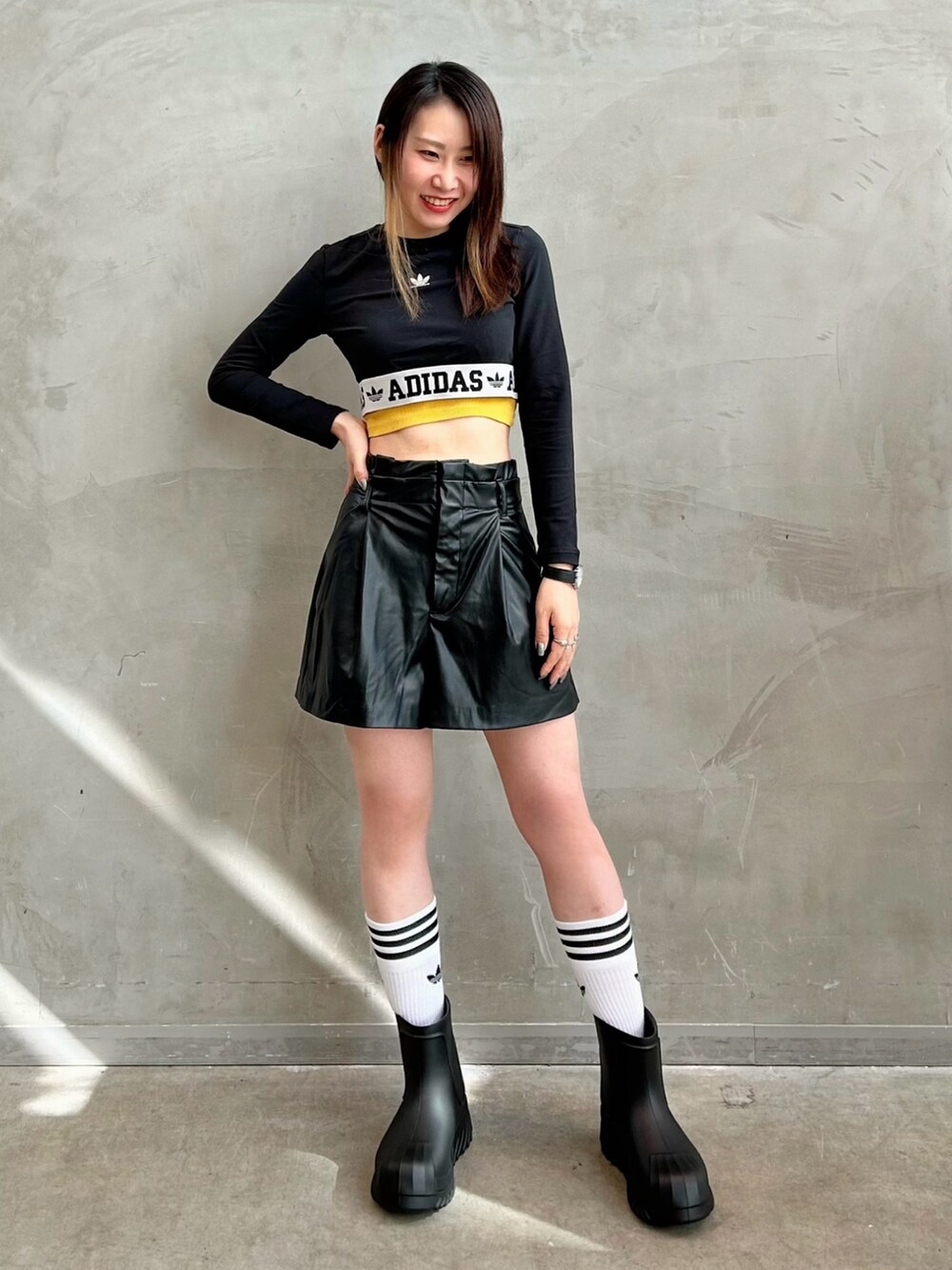 「ファー、ジャケット、アウター、ブーツ、ブラック、adidas、ファージャケット、adidas originals、クロップドトップス、アディフォーム」｜「adidasのソリッドクルーソックス 3足組 / アディダスオリジナルス adidas Originals（ソックス/靴下、ホワイト系）」を使った、STさん（レディース・159cm）の秋コーディネートの4枚目の写真