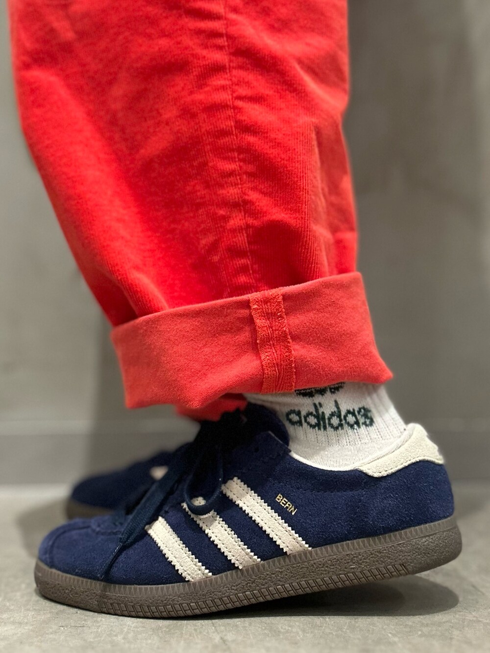 「カーディガン、スニーカー、ニット、ニットカーディガン、adidas、アディダス、adidas originals、アディダスオリジナルス、ベルン」｜「adidasのSPO CARDIGAN / アディダスオリジナルス adidas Originals（カーディガン/ボレロ、グリーン系）」を使った、STさん（レディース・159cm）の秋コーディネートの4枚目の写真