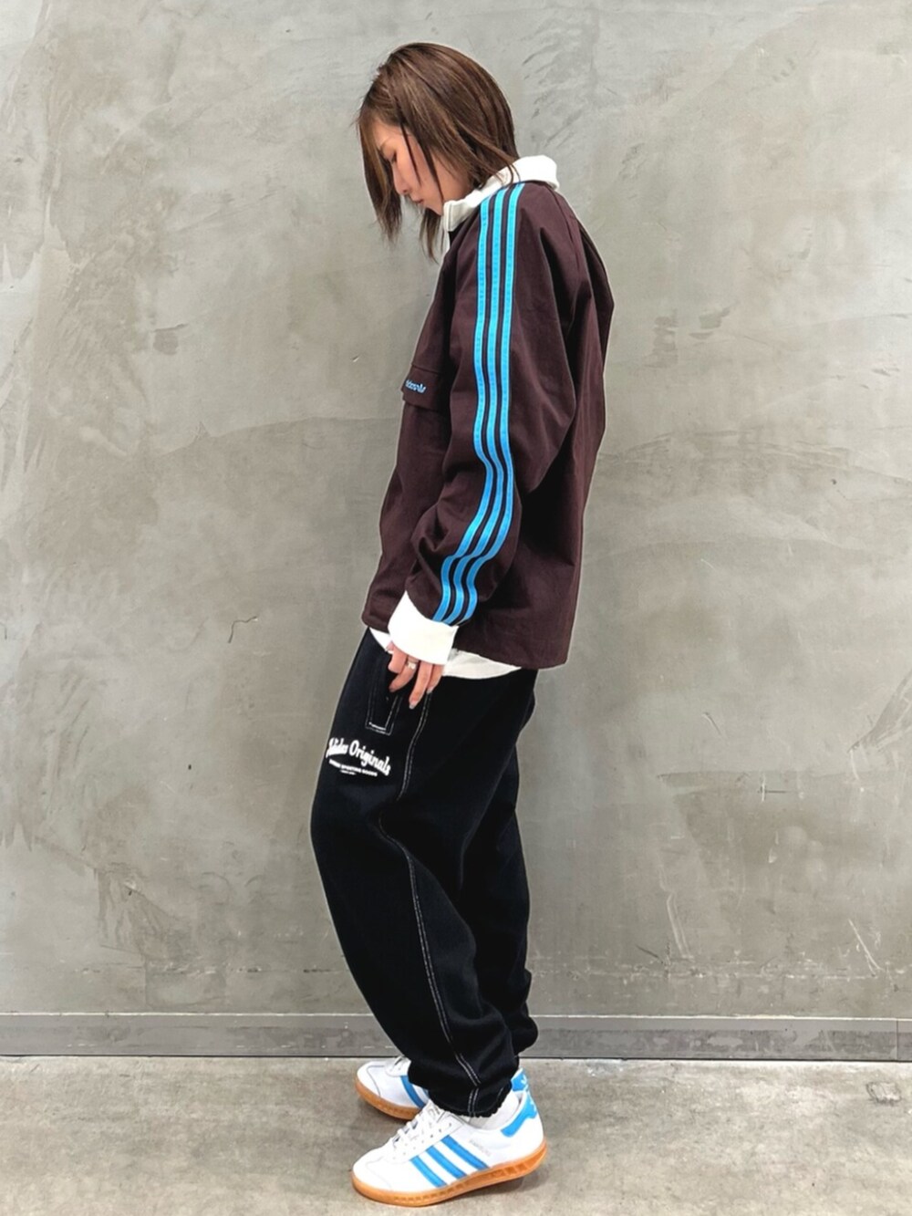 「プルオーバー、ハーフジップ、スウェット、スウェットパンツ、スニーカー、アディダス、adidas originals、ハンブルグ、hamburg」｜「adidasのハンブルク / HAMBURG / アディダスオリジナルス adidas Originals（スニーカー、ホワイト系）」を使った、STさん（レディース・159cm）の冬コーディネートの3枚目の写真
