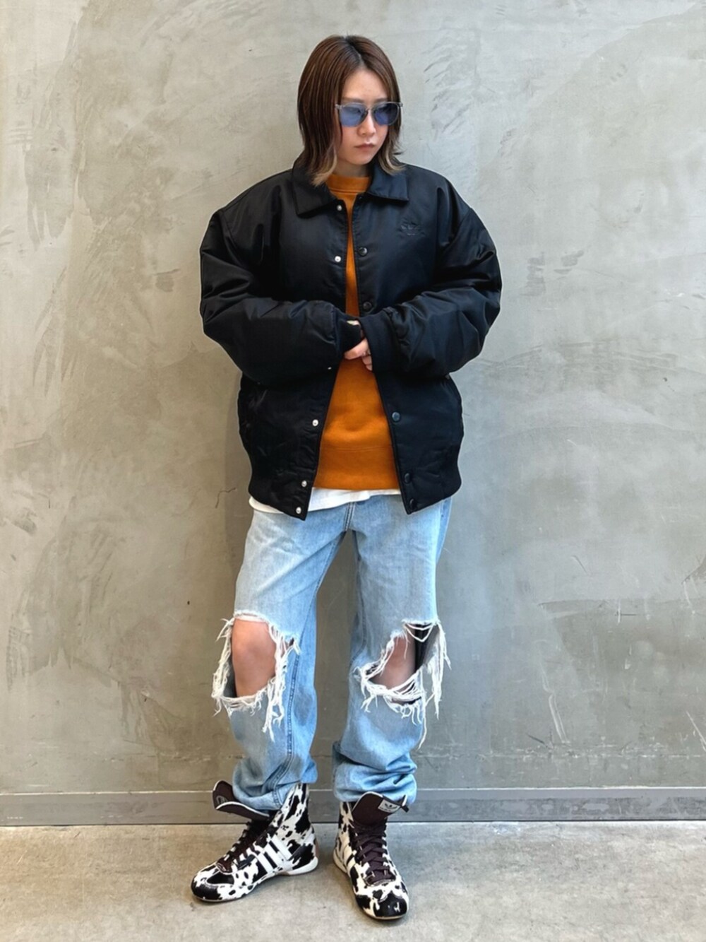 ブラック系のブルゾンを着用したレディースの冬コーディネートの3枚目の写真