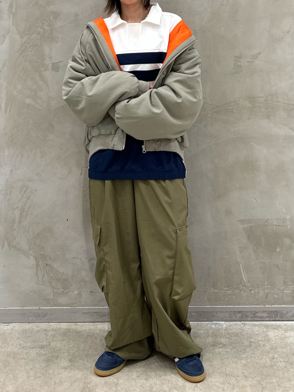 「スニーカー、ジャケット、アウター、adidas、ロンT、アディダス、adidas originals、長袖Tシャツ、ハンドボールスペツィアル、シュムーフォイル」｜「adidasのシュムーフォイル ナイロンキャンバスジャケット/ アディダスオリジナルス adidas Originals（ダウンジャケット/コート、グリーン系）」を使った、STさん（レディース・159cm）の秋コーディネートの2枚目の写真