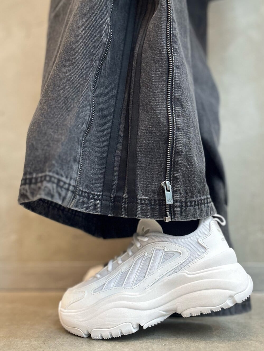 「ADILENIUM、adilenium、デニム、デニムパンツ、オーバーサイズ、スニーカー、オズガイア、厚底シューズ、adidas、アディダス、adidas originals」｜「adidasのオズガイア / Ozgaia（スニーカー、ホワイト系）」を使った、STさん（レディース・159cm）の冬コーディネートの6枚目の写真