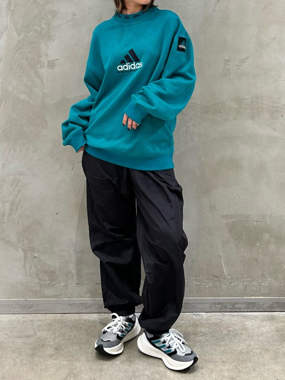 「スウェット、スニーカー、キャップ、adidas、トラックパンツ、adidas originals、EQUIPMENT、トラックジャケット、ウーブンパンツ、ウーブンジャケット」｜「adidasのエキップメント トラックトップ / EQUIPMENT TRACK TOP（トップス、ブラック系）」を使った、STさん（レディース・159cm）の春コーディネートの2枚目の写真