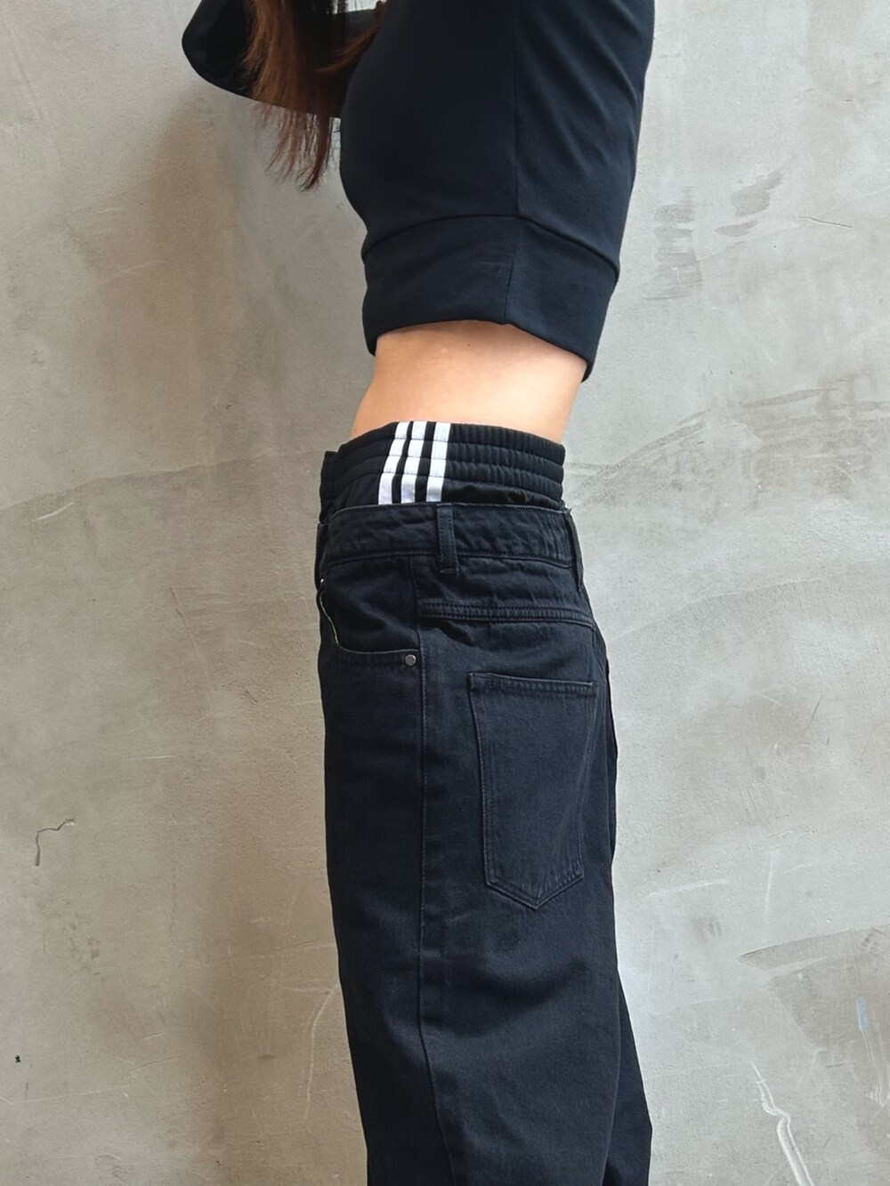 「デニム、トートバッグ、ブラック、adidas、モノトーン、adidas originals、クロップドトップス、厚底サンダル、KseniaSchnaider、クセニア・シュナイダー」｜「adidasのエッセンシャルズ リブ 長袖Tシャツ / アディダスオリジナルス adidas Originals（Tシャツ/カットソー、ブラック系）」を使った、STさん（レディース・159cm）の夏コーディネートの4枚目の写真