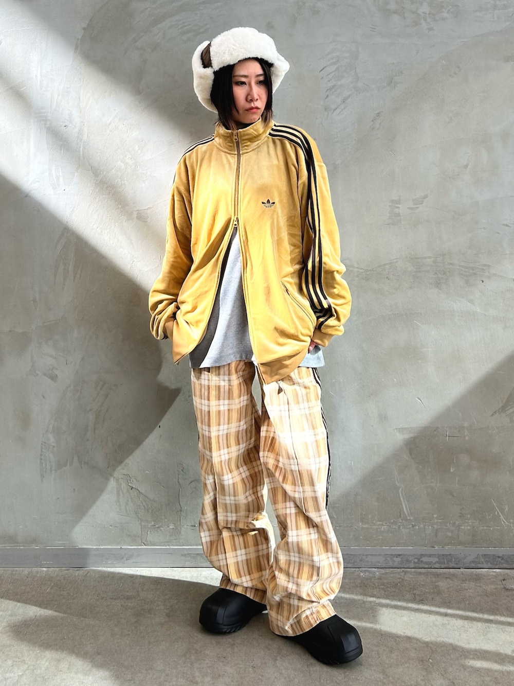 「コーデュロイ、adidas、アディダス、ワイドパンツ、タータンチェック、ベロア、adidas originals、トラックジャケット、ベッケンバウアー、アディフォーム」｜「adidasのベロア トラックジャケット / ジャージ/ アディダスオリジナルス adidas Originals（ジャージ、ベージュ系）」を使った、STさん（レディース・159cm）の秋コーディネートの4枚目の写真