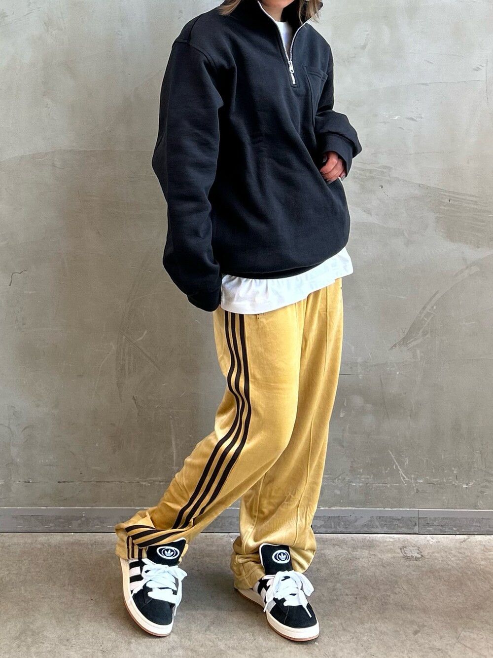 「スウェット、スニーカー、adidas、アディダス、ベロア、トラックパンツ、adidas originals、キャンパス、ベッケンバウアー、シュムーフォイル」｜「adidasのヘビーウェイト シュムーフォイル クォータージップ モックネックスウェット / アディダスオリジナルス adidas Originals（スウェット、ブラック系）」を使った、STさん（レディース・159cm）の冬コーディネートの2枚目の写真