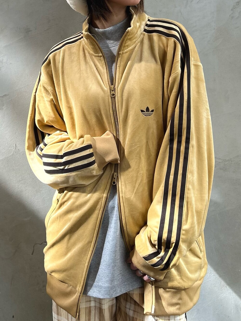 「コーデュロイ、adidas、アディダス、ワイドパンツ、タータンチェック、ベロア、adidas originals、トラックジャケット、ベッケンバウアー、アディフォーム」｜「adidasのベロア トラックジャケット / ジャージ/ アディダスオリジナルス adidas Originals（ジャージ、ベージュ系）」を使った、STさん（レディース・159cm）の秋コーディネートの7枚目の写真