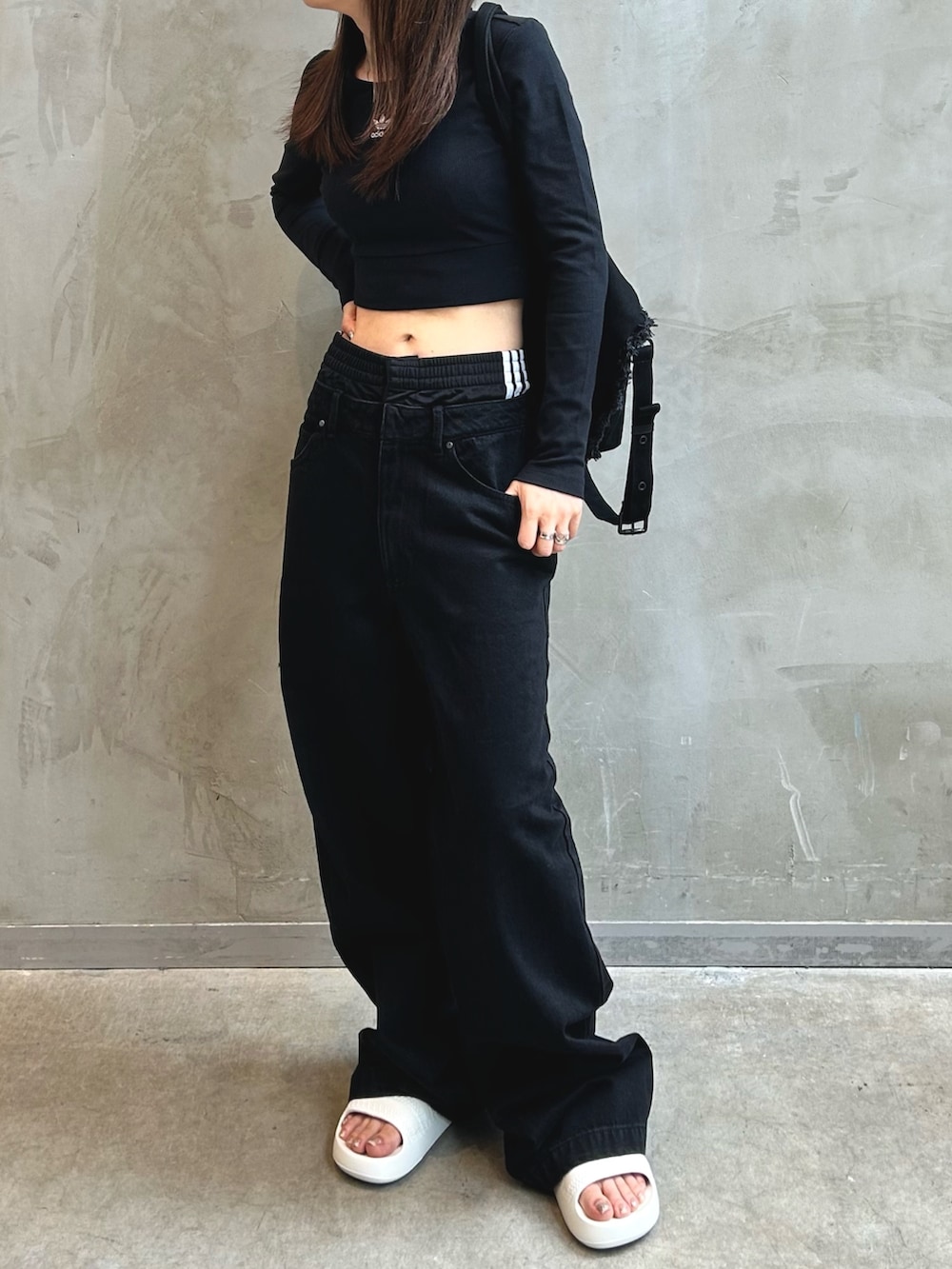 「デニム、トートバッグ、ブラック、adidas、モノトーン、adidas originals、クロップドトップス、厚底サンダル、KseniaSchnaider、クセニア・シュナイダー」｜「adidasのエッセンシャルズ リブ 長袖Tシャツ / アディダスオリジナルス adidas Originals（Tシャツ/カットソー、ブラック系）」を使った、STさん（レディース・159cm）の夏コーディネートの2枚目の写真
