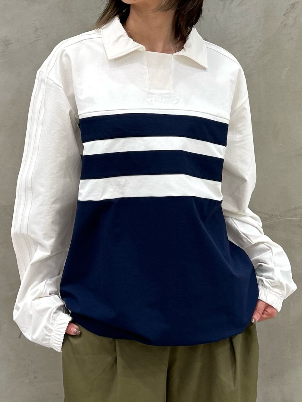 「スニーカー、ジャケット、アウター、adidas、ロンT、アディダス、adidas originals、長袖Tシャツ、ハンドボールスペツィアル、シュムーフォイル」｜「adidasのシュムーフォイル ナイロンキャンバスジャケット/ アディダスオリジナルス adidas Originals（ダウンジャケット/コート、グリーン系）」を使った、STさん（レディース・159cm）の秋コーディネートの8枚目の写真