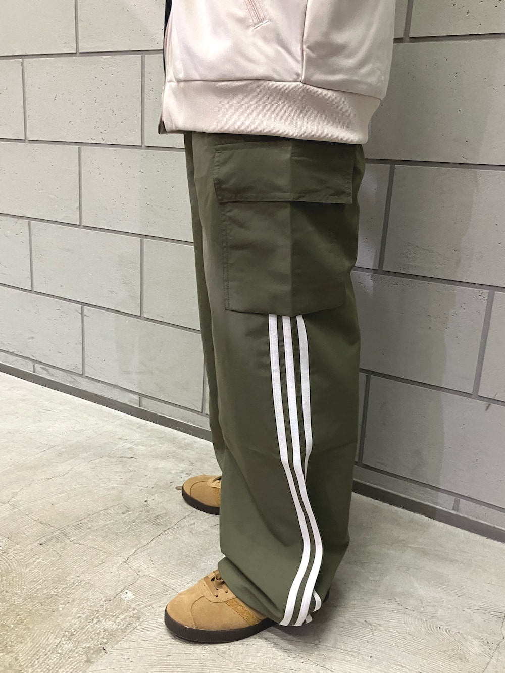 「スニーカー、adidas、カーゴパンツ、アディダス、adidas originals、トラックジャケット、アディダスオリジナルス、ベッケンバウアー、アディカラー、ガゼル」｜「adidasのベッケンバウアートラックジャケット（ジェンダーニュートラル） / トラックトップ ジャージ / アディダスオリジナルス adidas Originals（ジャージ、ブラウン系）」を使った、MRさん（レディース・164cm）の秋コーディネートの4枚目の写真